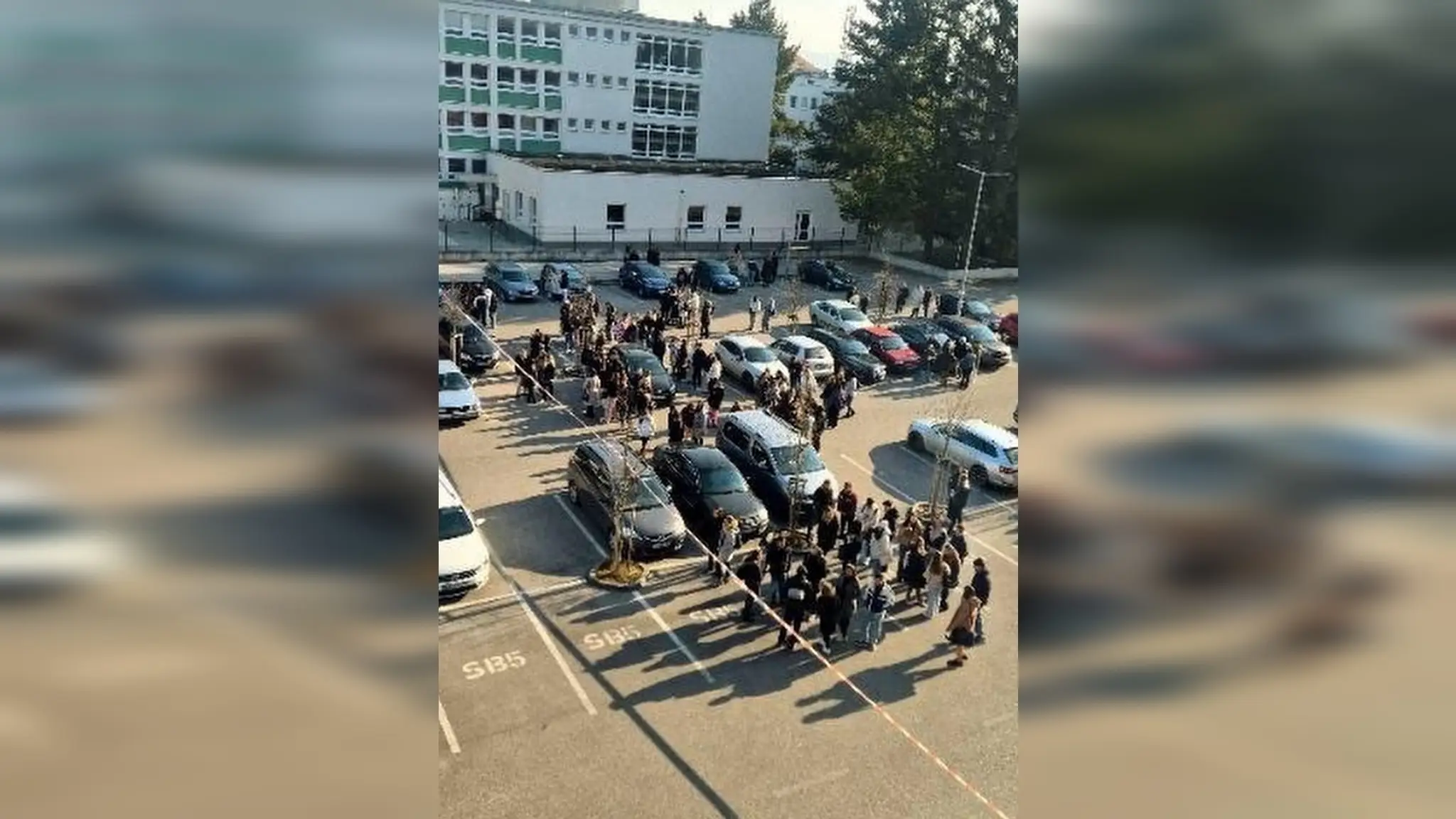 Evakuovaní študenti Trenčianskej univerzity Alexandra Dubčeka.