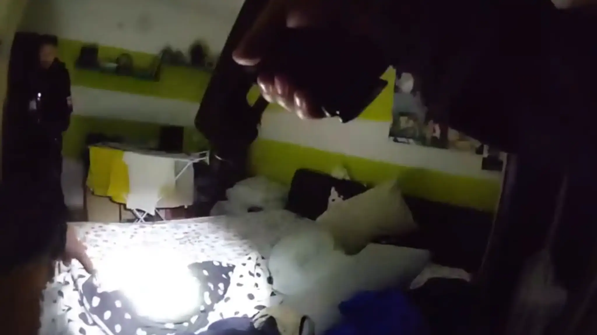 Policajti našli muža ukrytého pod posteľou