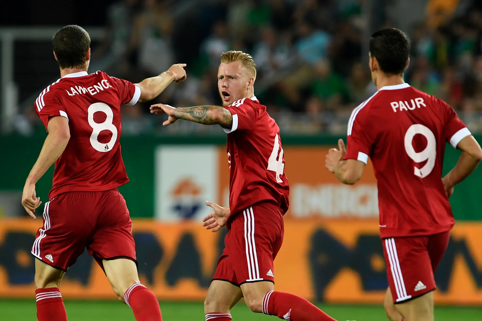 Trenčania zľava James Lawrence, Jeffrey Ket a Jakub Paur sa tešia po góle v odvete play off Európskej ligy proti Rapid Viedeň.