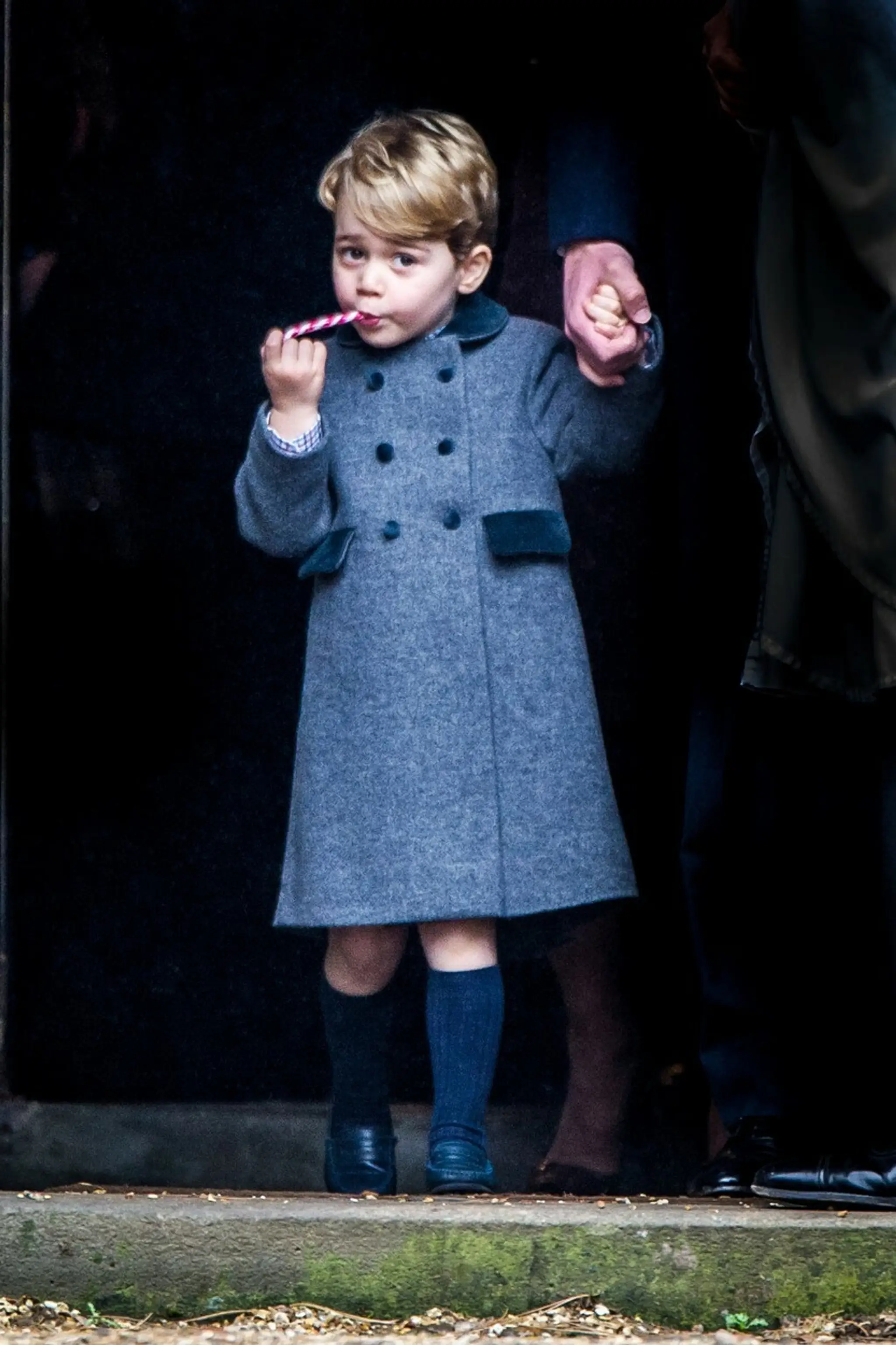 Rozkošný George a Charlotte v kostole. Ich rodičia porušili kráľovskú tradíciu