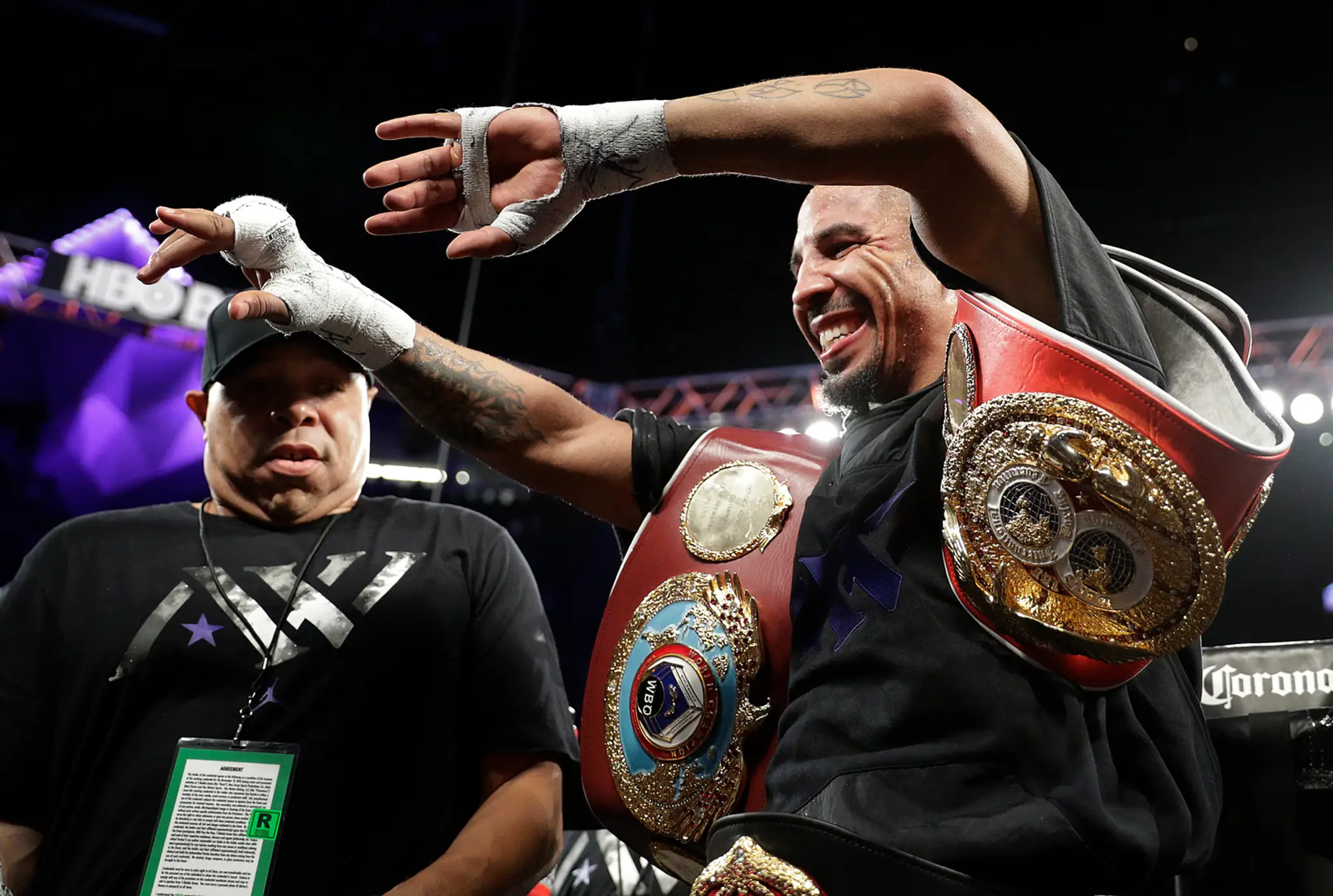 Andre Ward oslavuje víťazstvo nad Sergejom Kovalevom.