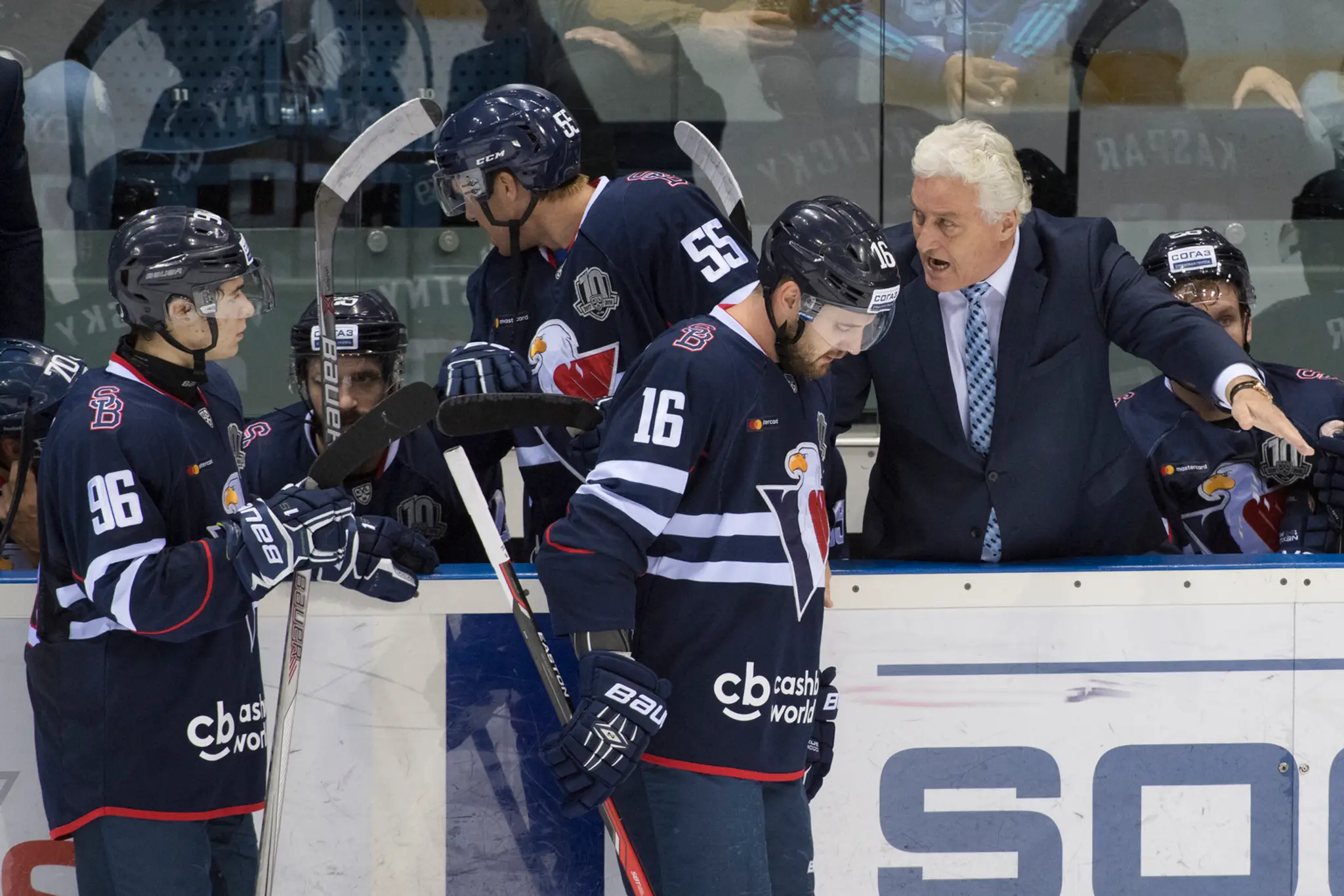 Striedačka Slovana počas duelu KHL proti Kazani.