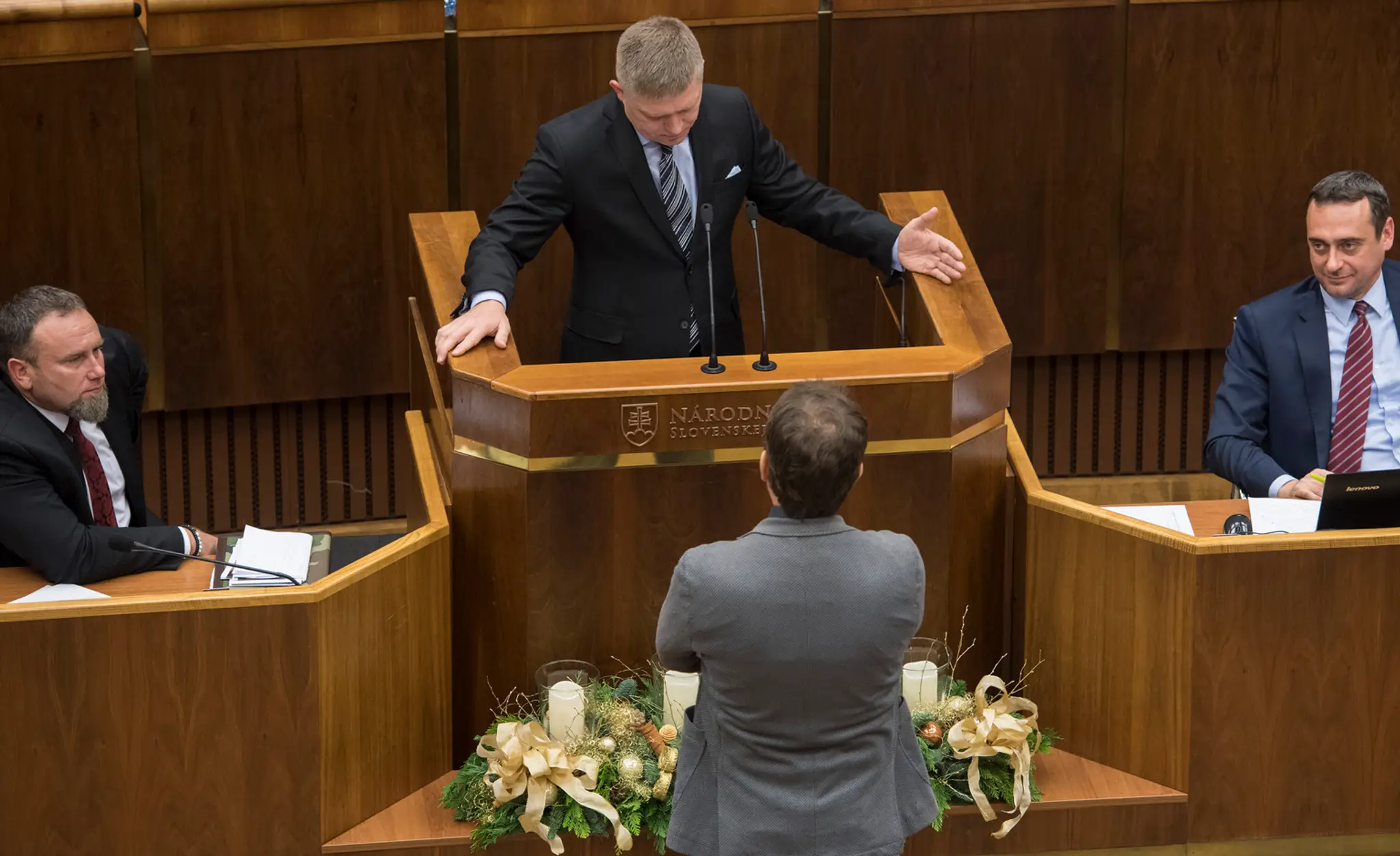 Na snímke uprostred Robert Fico, oporti nemu stojí Igor Matovič