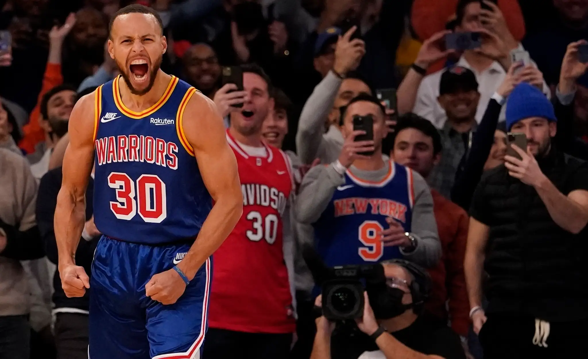 Hráč Golden State Warriors Stephen Curry reaguje po tom, ako strelil trojbodový kôš proti New Yorku Knicks.