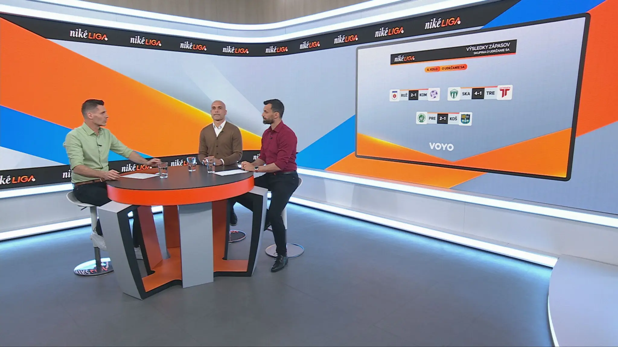 Moderátor Marián Tomčák a experti Juraj Piroska s Martinom Mikuličom.