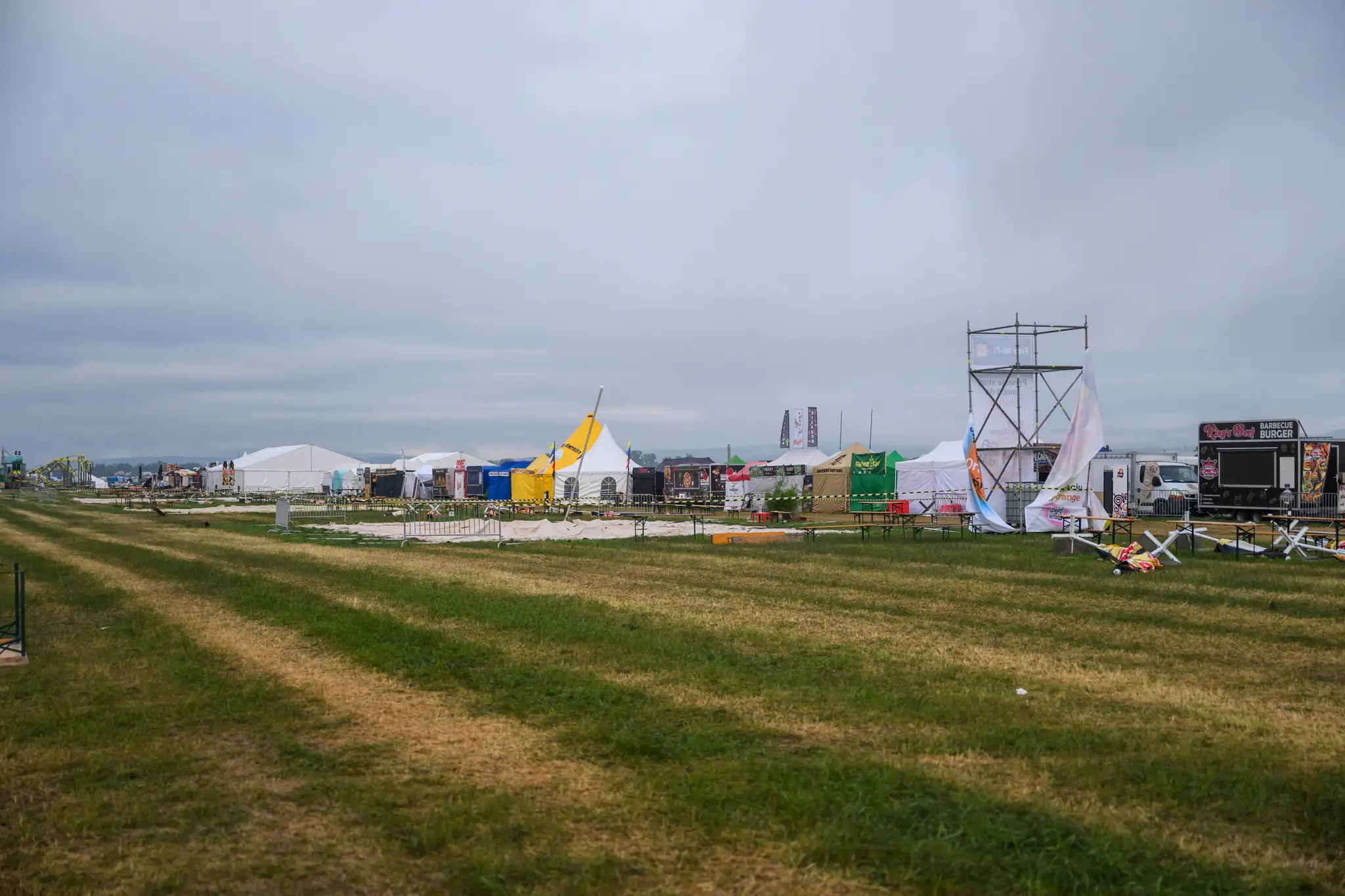 Festival Pohoda po intenzívnej búrke a páde stanu predčasne ukončili.