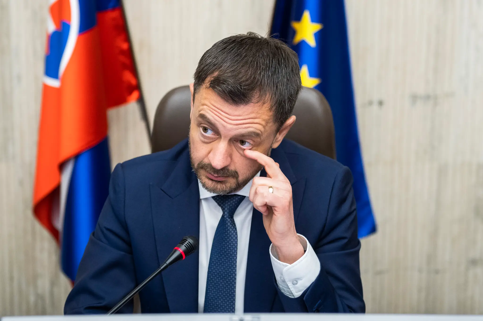 Na snímke je Eduard Heger, ktorý si škrabe oko.