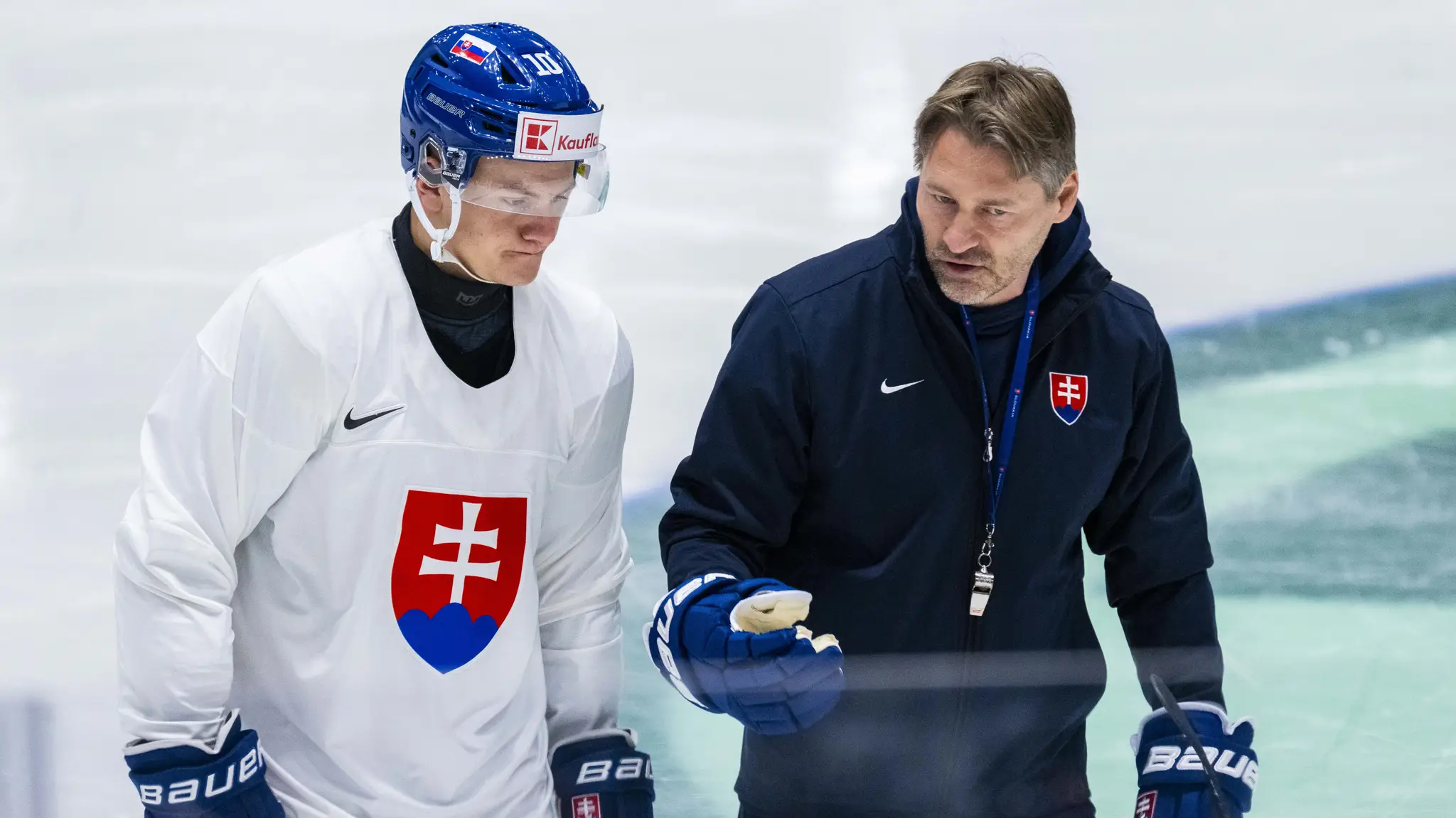 Adam Sýkora a tréner hokejovej reprezentácie SR Vladimír Országh počas tréningu.