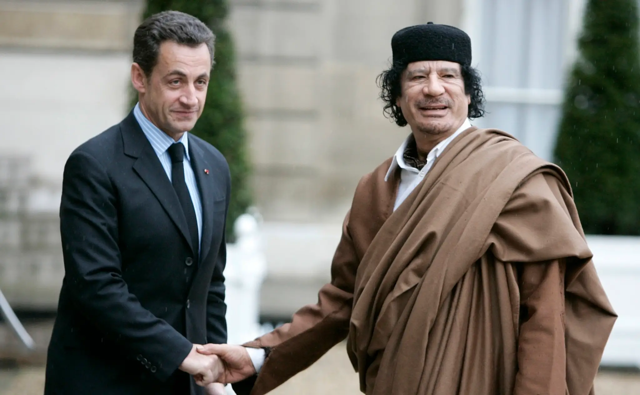 Na archívnej snímke z roku 2007 francúzsky prezident Nicolas Sarkozy a líbyjský vodca Muammar Kaddáffí.