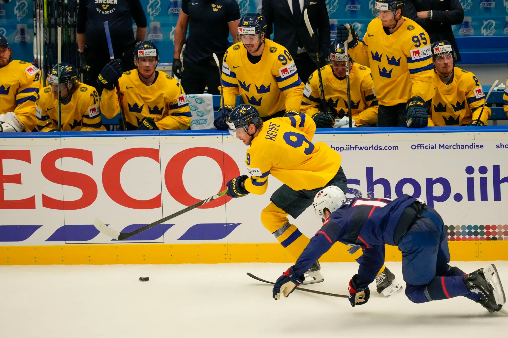 Hokejista USA Matt Boldy (vpravo) a hráč Švédska Adrian Kempe