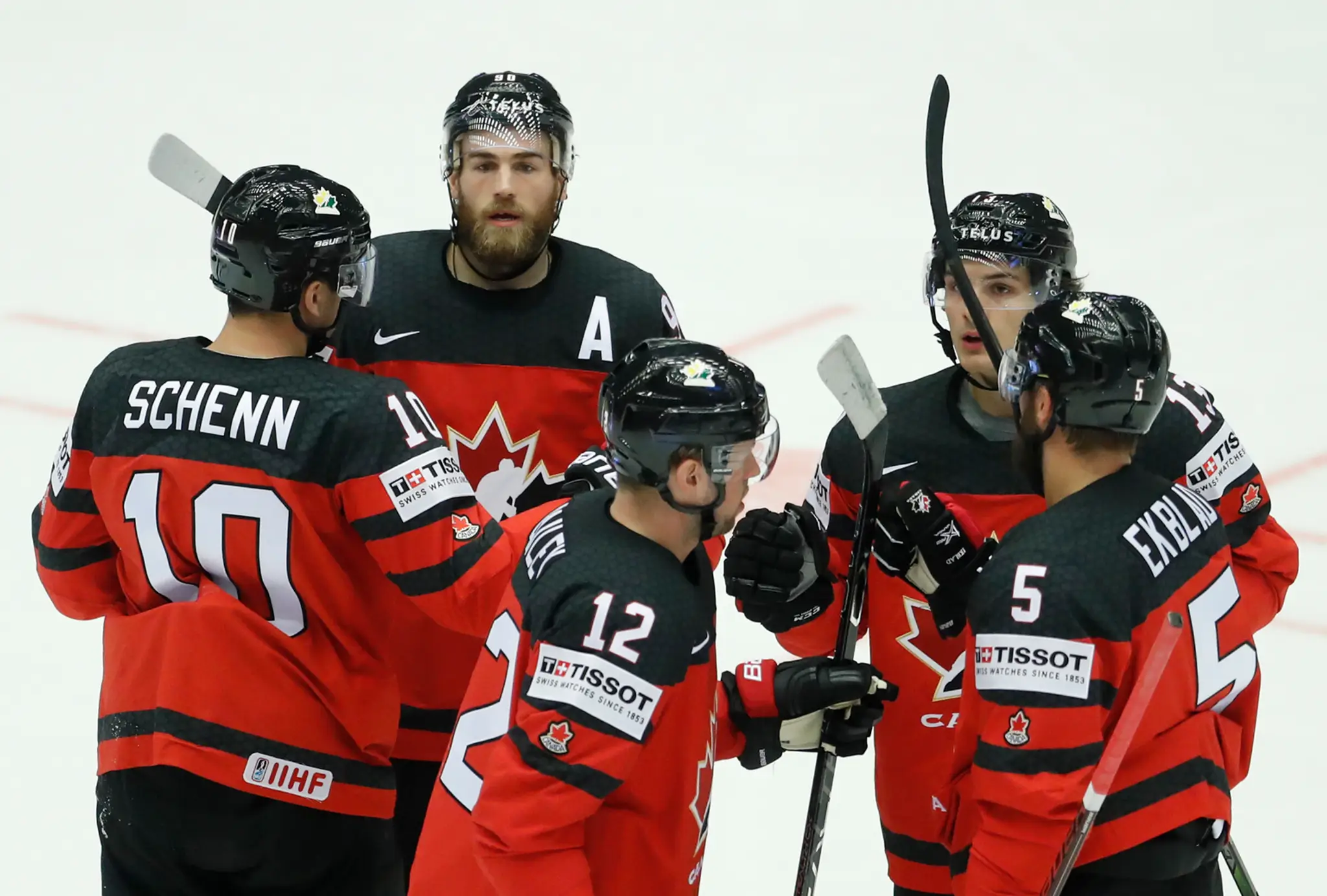 Kanadskí hokejisti sa tešia z gólu v dueli proti Dánsku v zápase MS 2018.
