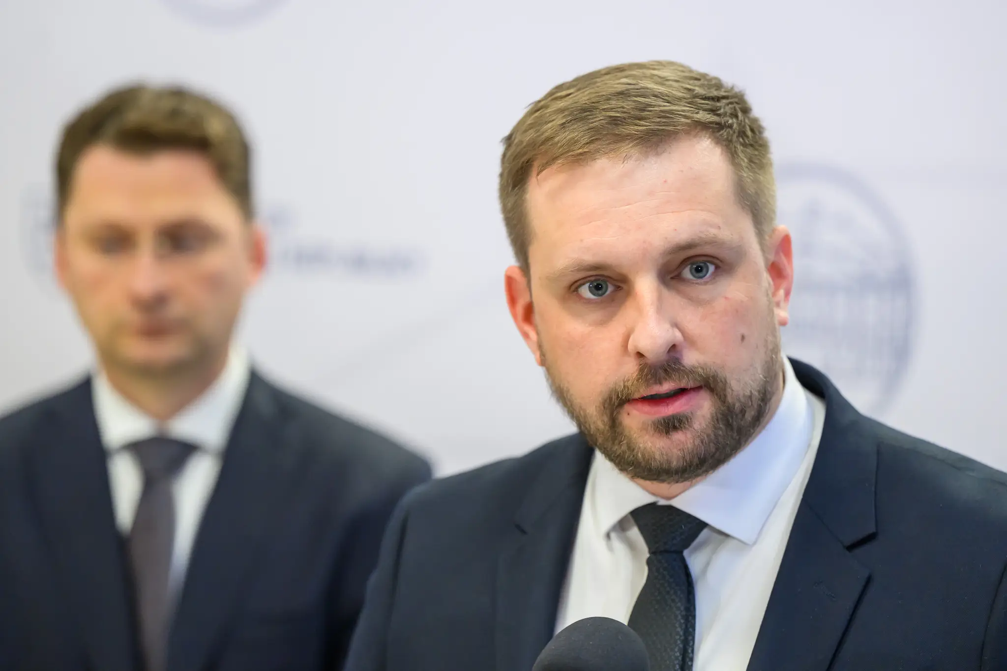 Na snímke sprava minister zdravotníctva SR Kamil Šaško (Hlas-SD) a predseda Lekárskeho odborového združenia (LOZ) Peter Visolajský
