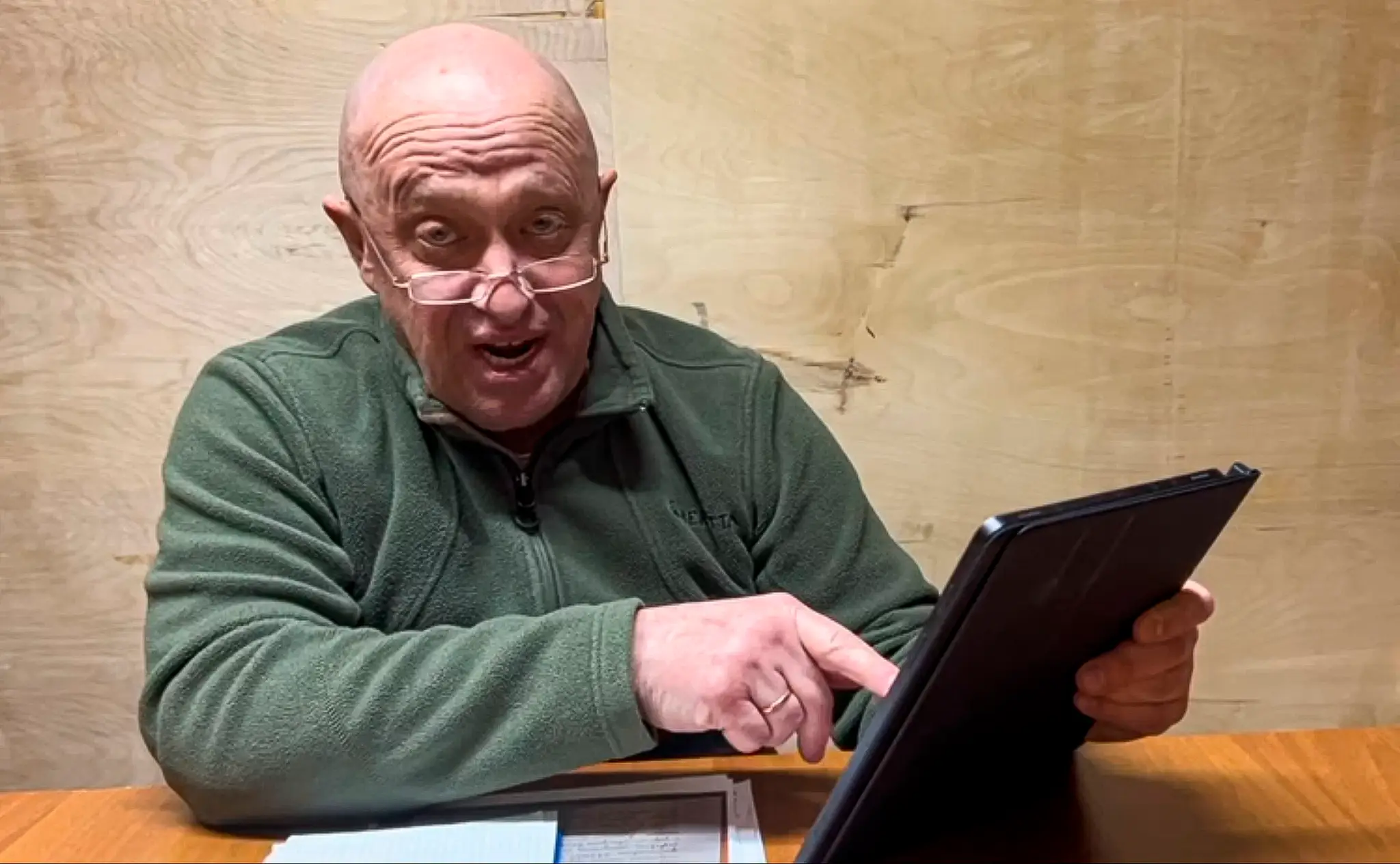 Jevgenij Prigožin robí vyhlásenie z neznámeho miesta.