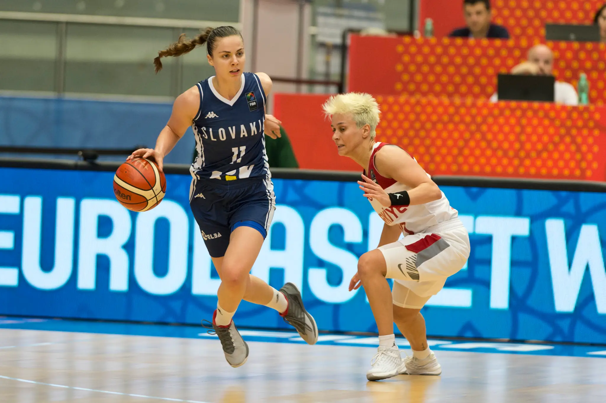 Na snímke vľavo Barbora Bálintová (Slovensko) a vpravo Isil Albenová (Turecko)