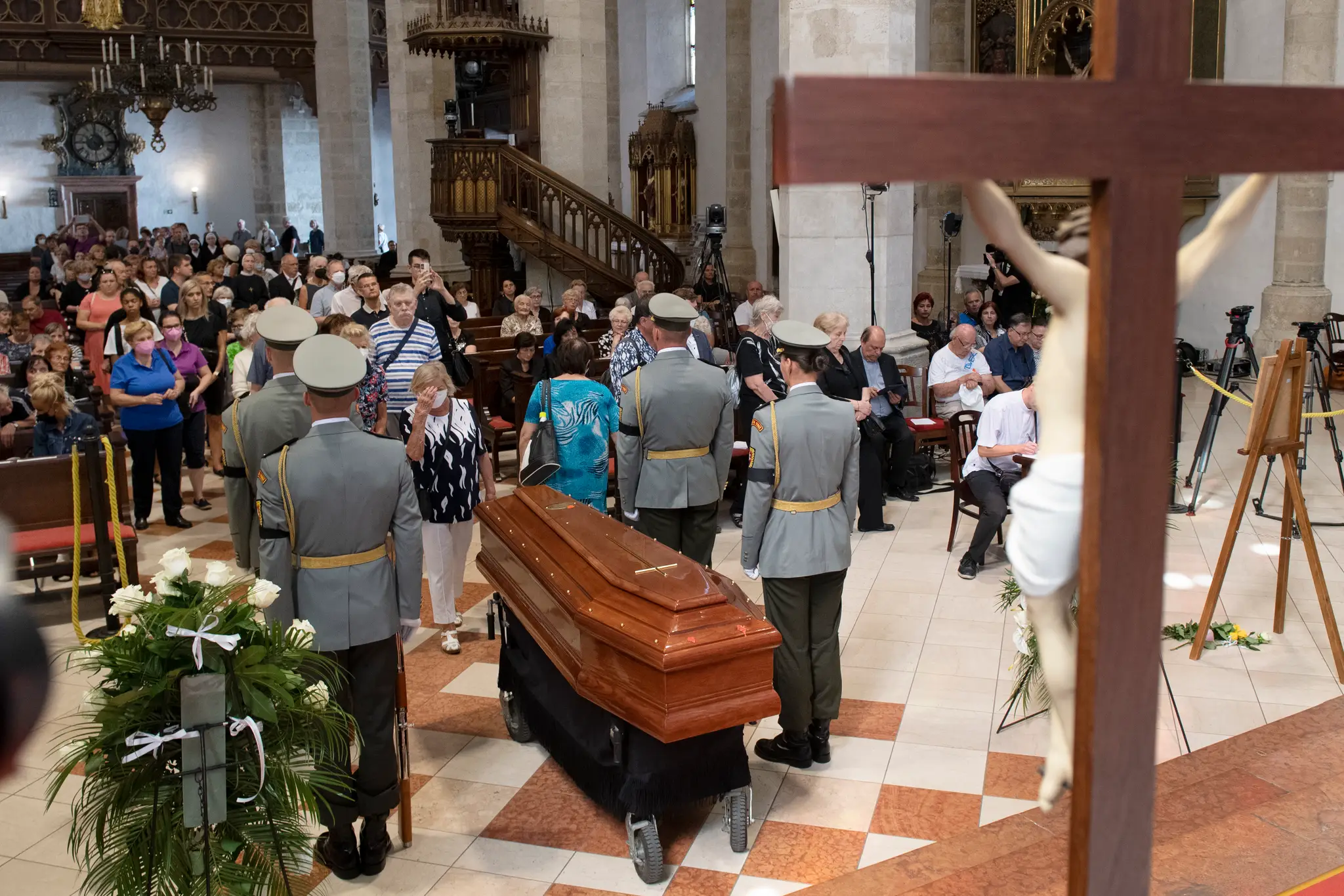 Snímka z verejného uctenia pozostatkov kardinála Jozefa Tomka
