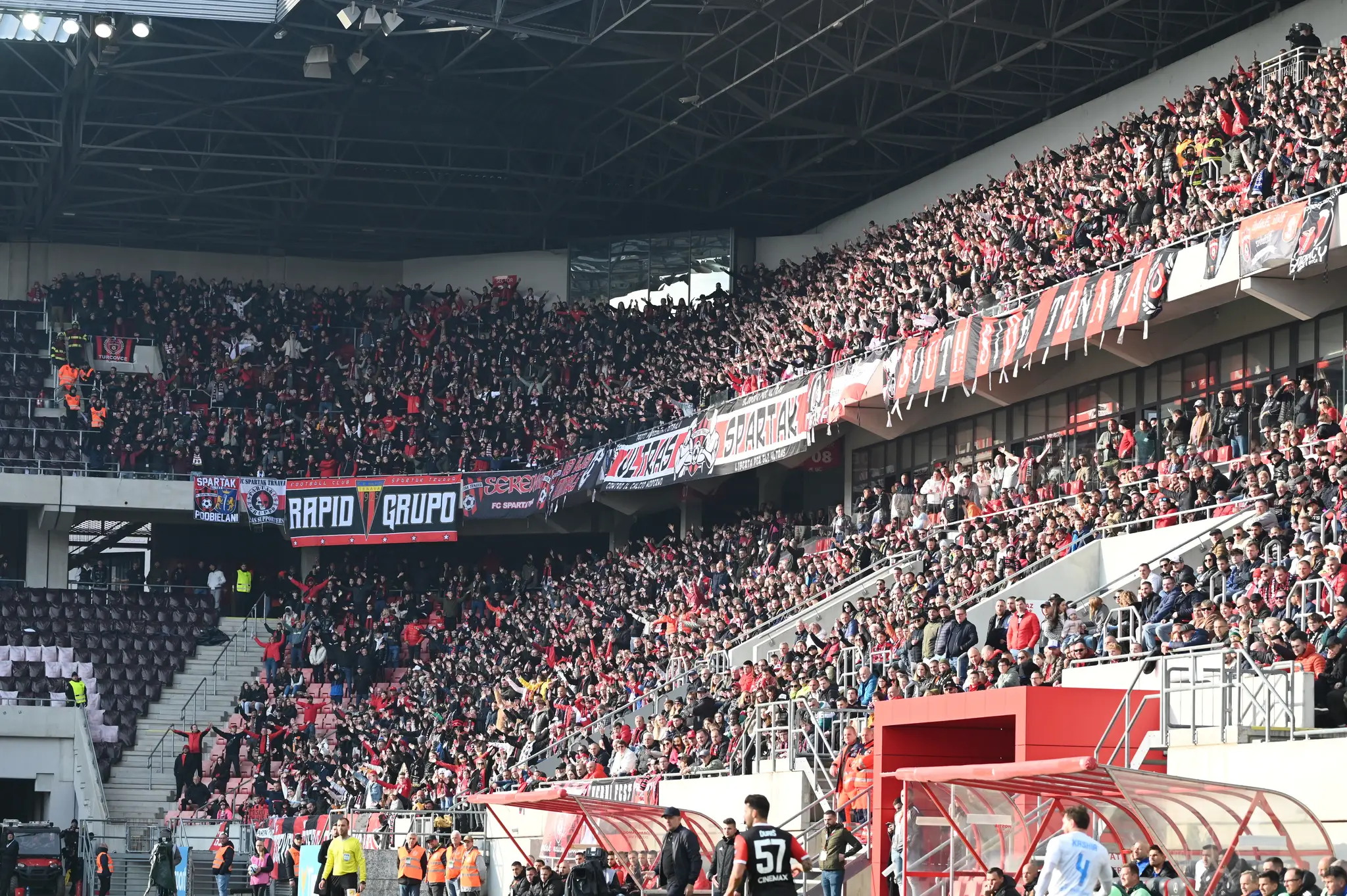 Fanúšikovia Spartaka v 6. kole nadstavbovej časti Niké ligy skupiny o titul proti Slovanu.