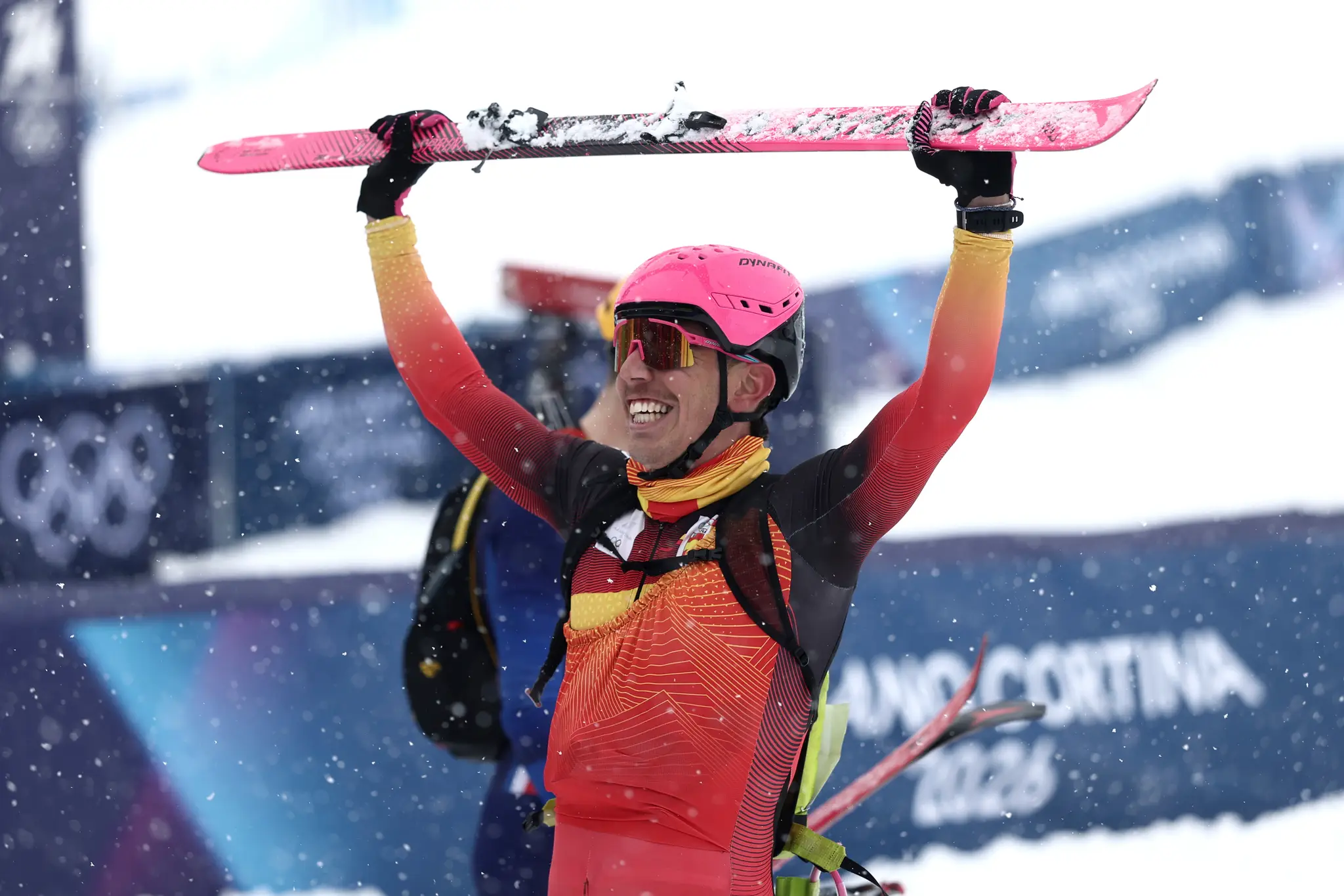 Španielsky skialpinista Oriol Cardona Coll sa teší zo zisku zlatej medaily.