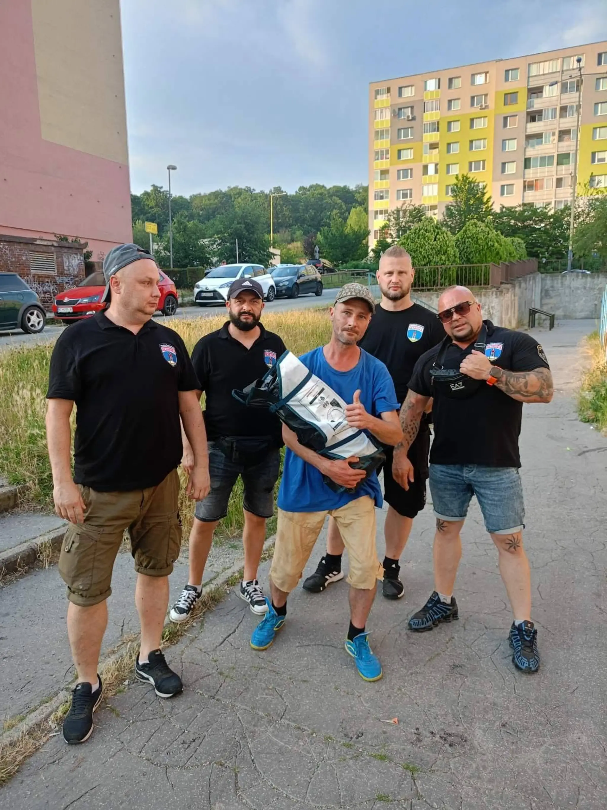 Partia mužov zo sídliska pomohla páru bez domova.
