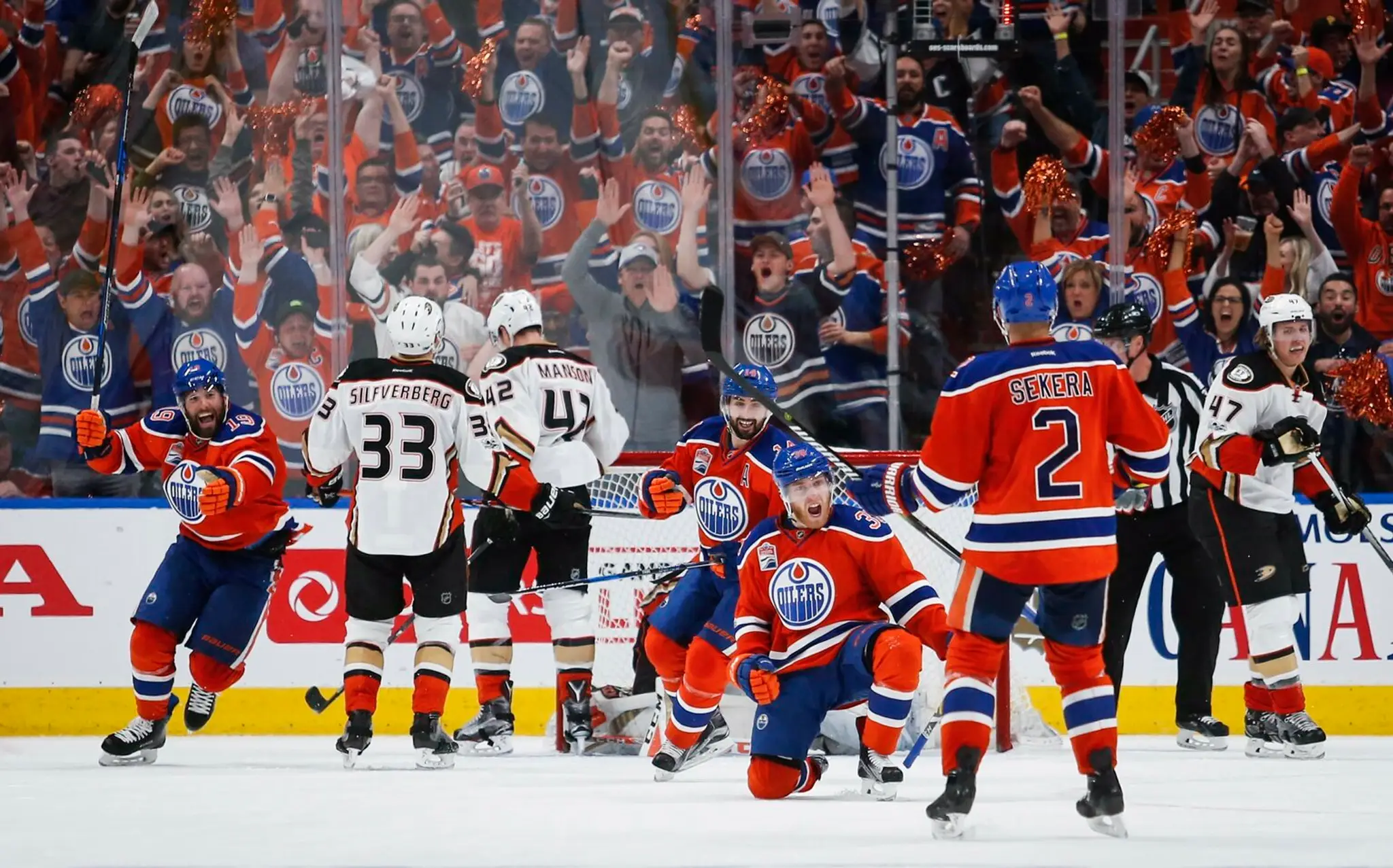 Hokejisti Edmontonu oslavujú gól.