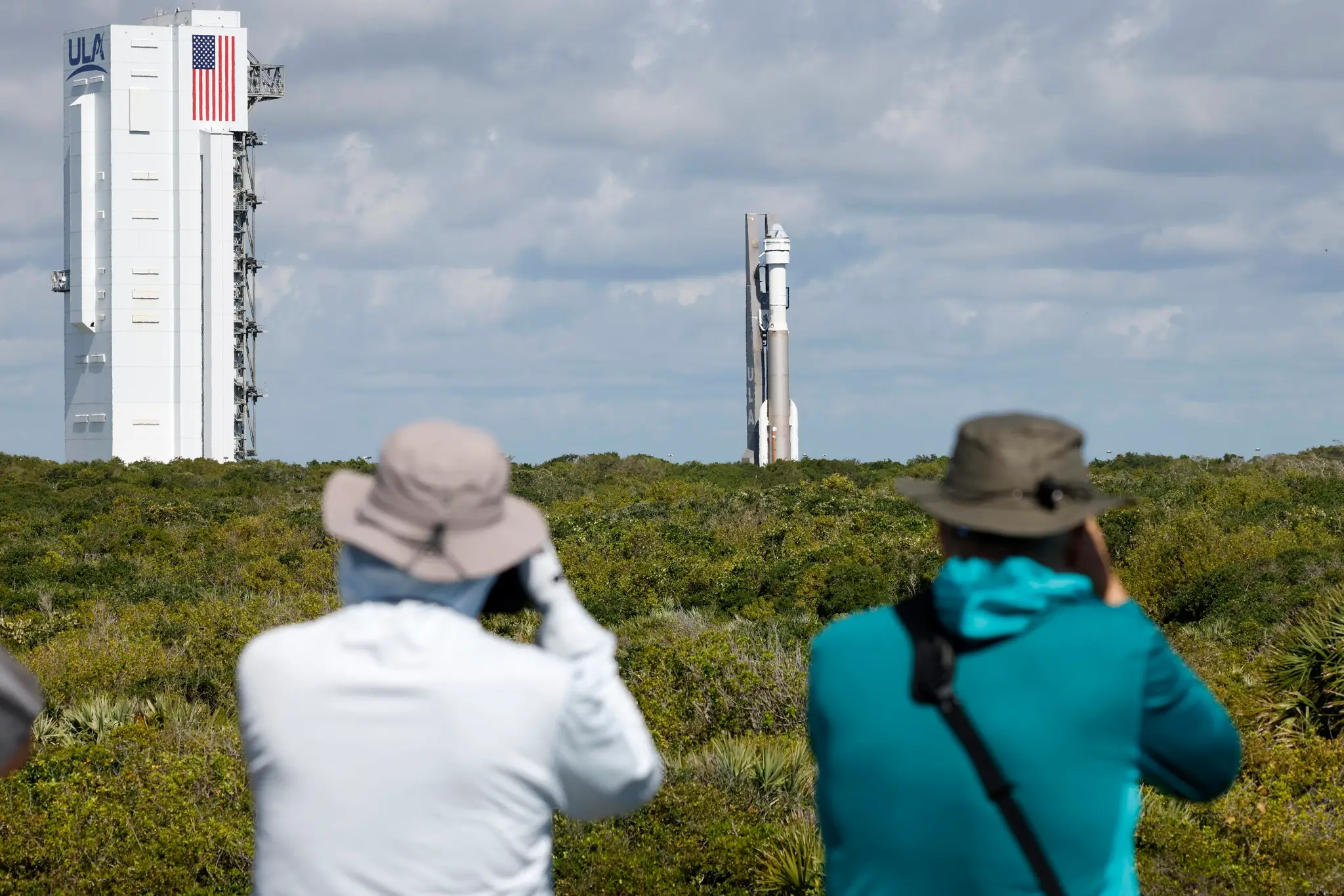 Fotografi zachytili kapsulu Boeing Starliner na vrchole rakety Atlas V, keď sa vysunula na štartovaciu rampu.