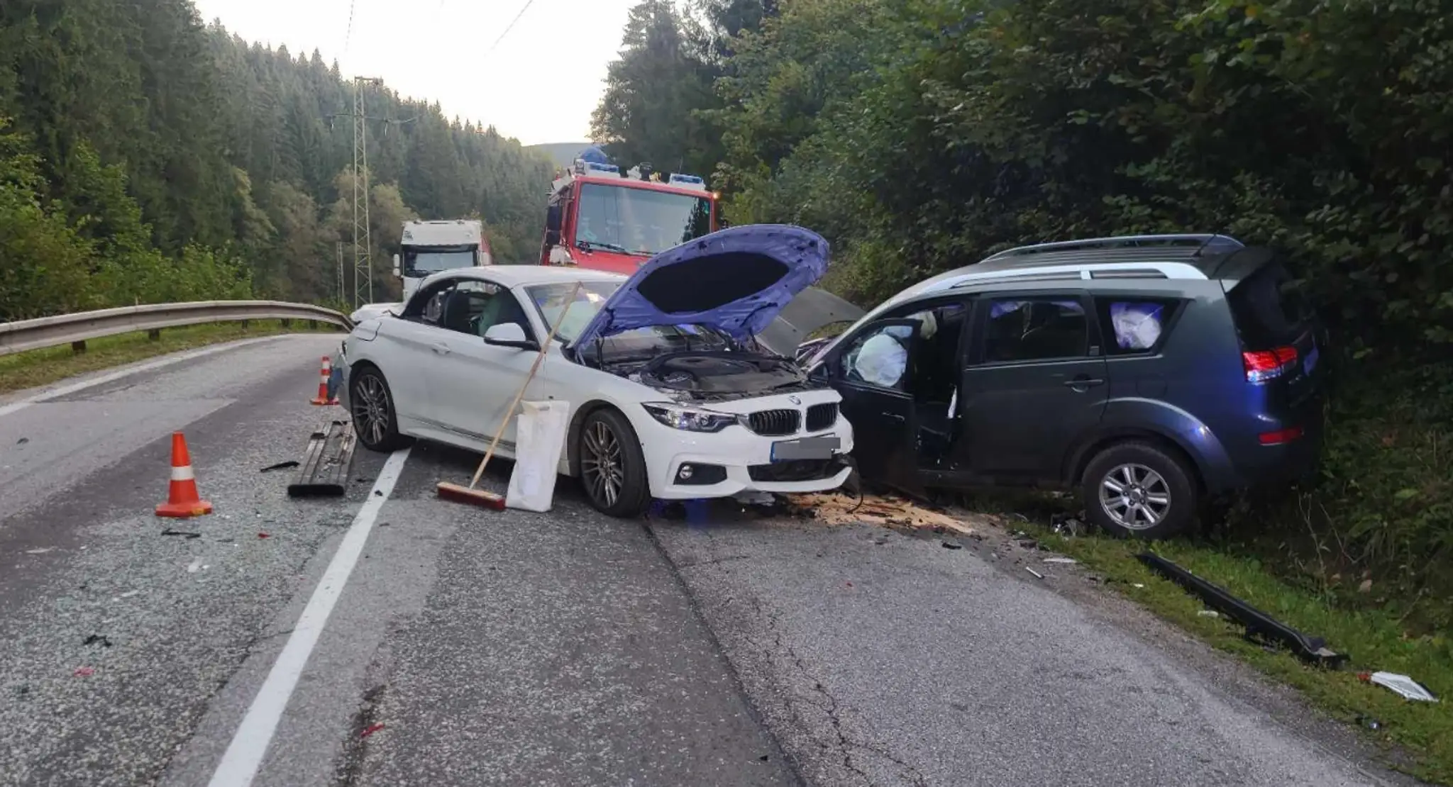 Zrazené autá po nehode medzi obcou Turček a Kremnické Bane.
