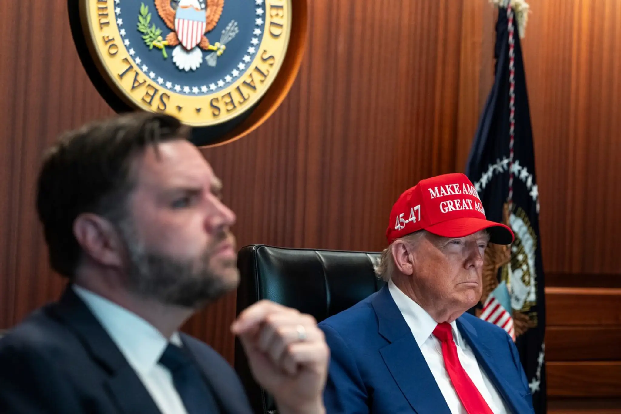 Na snímke, ktorú zverejnil Biely dom, americký prezident Donald Trump (vpravo) a americký viceprezident J. D. Vance.