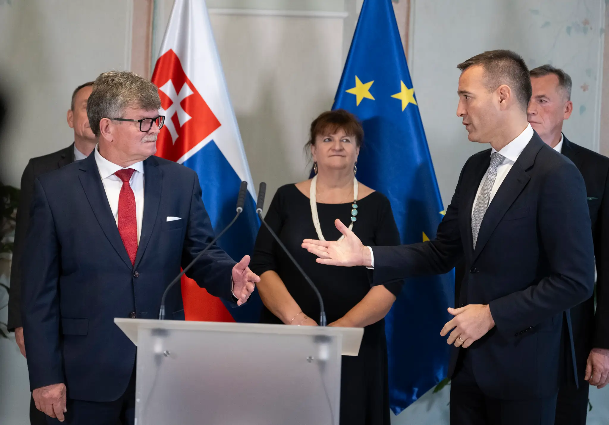 Predseda Odborového zväzu pracovníkov školstva a vedy Pavel Ondek a minister školstva Tomáš Drucker
