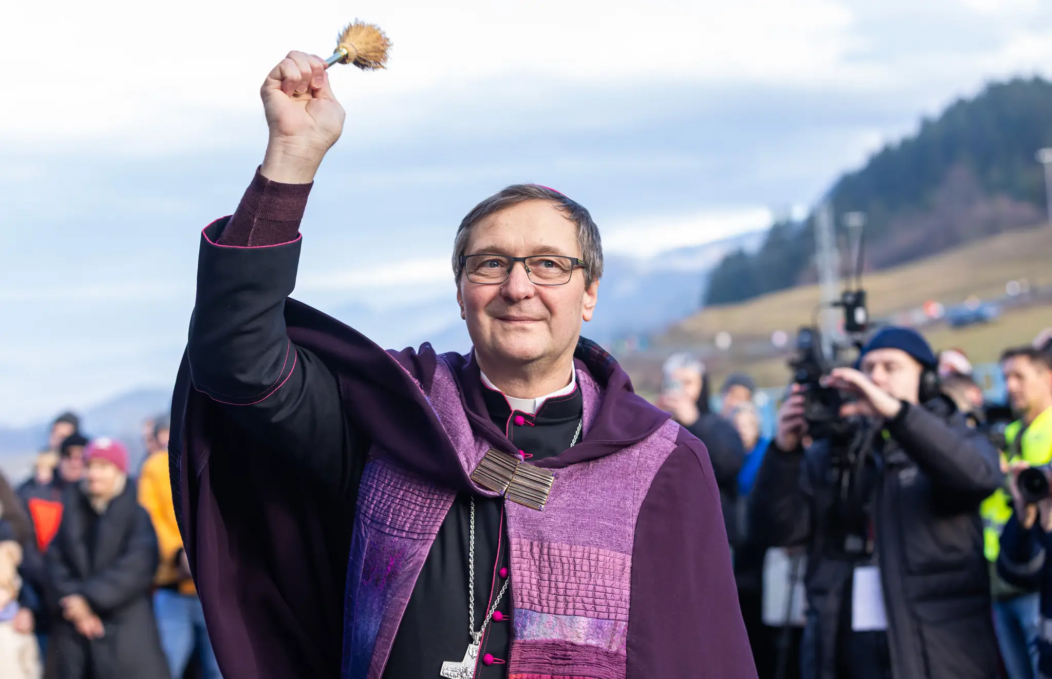 Slovenský rímskokatolícky biskup Pavol Šajgalík počas slávnostného požehnania hasičskej stanice pri tuneli Višňové.