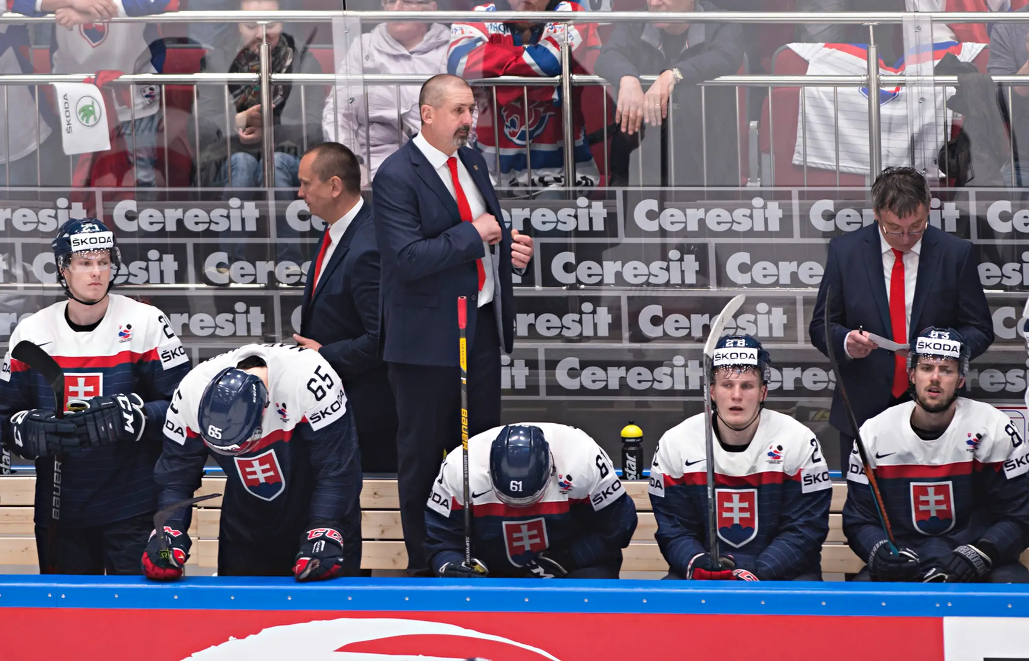 Smutná slovenská striedačka po 60 minútach zápasu s USA. Po remíze 2:2 sme na šampionáte skončili.