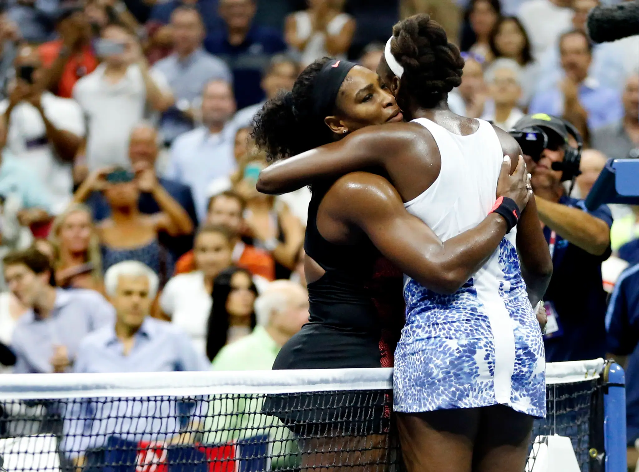 Sesterské objatie po štvrťfinále US Open, v ktorom bola úspešnejšia Serena Williamsová.