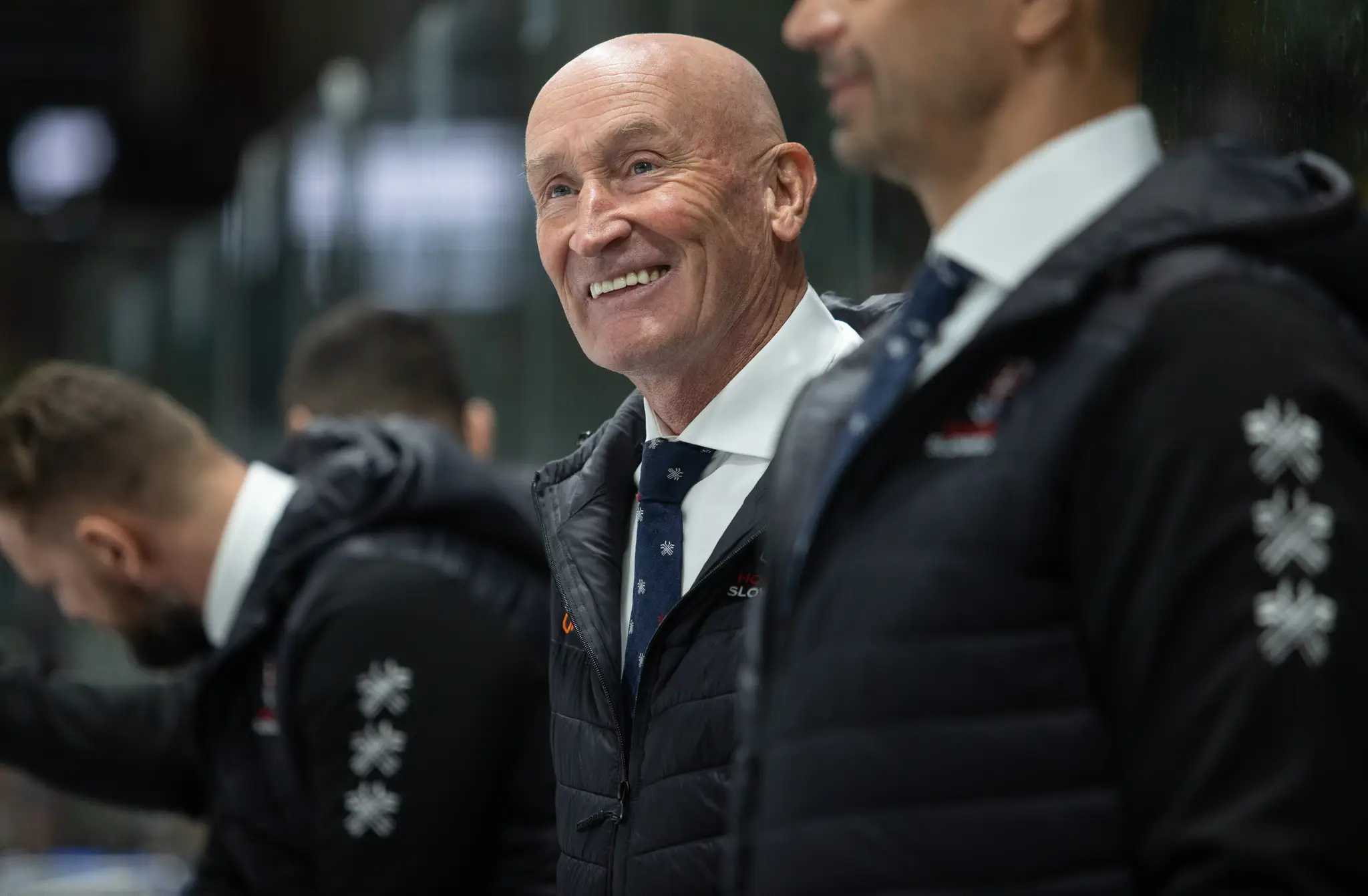 Craig Ramsay na lavičke Slovenska počas prípravného zápasu proti Nemecku