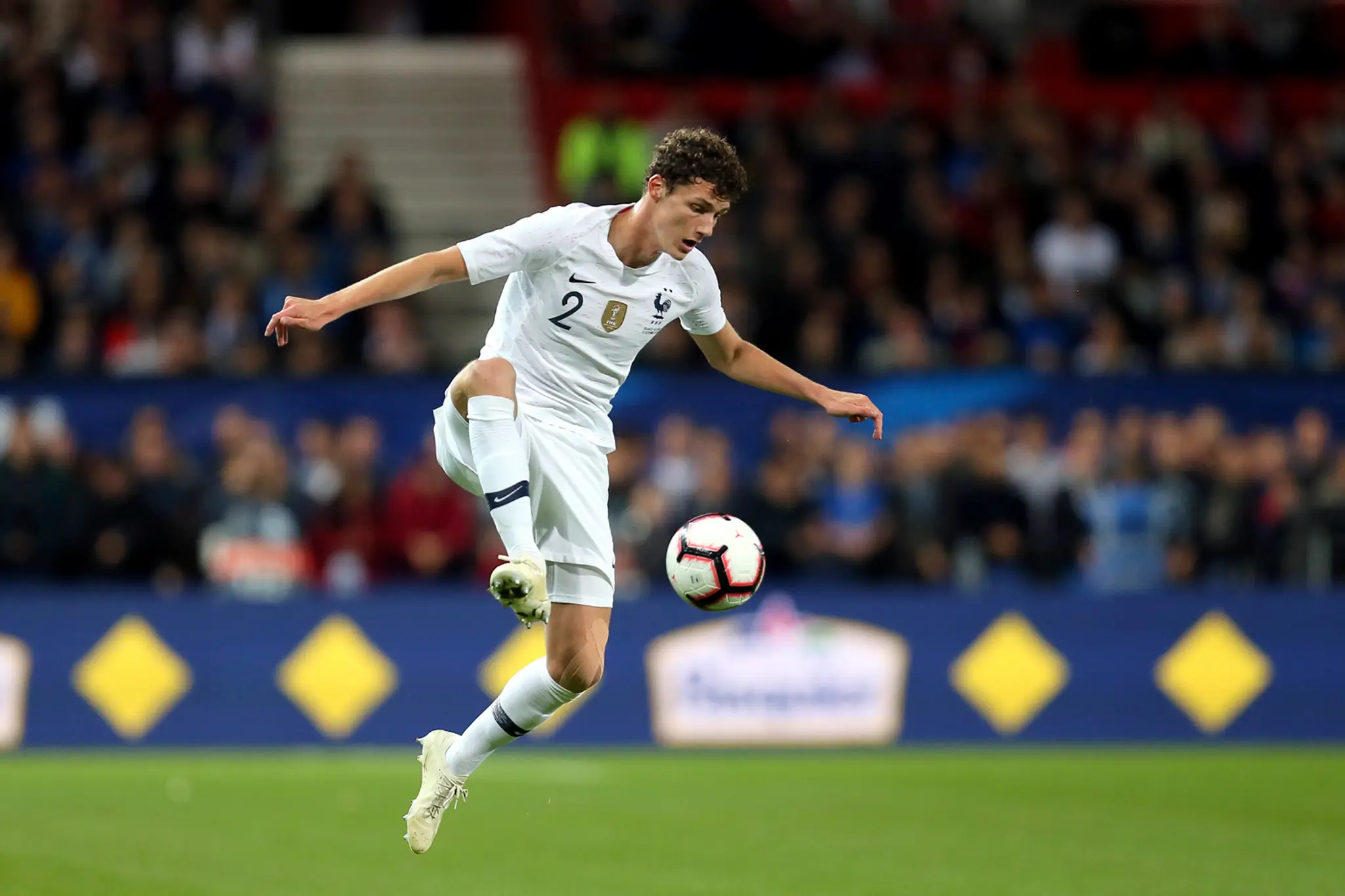 Francúz Benjamin Pavard v medzištátnom zápase s Islandom.