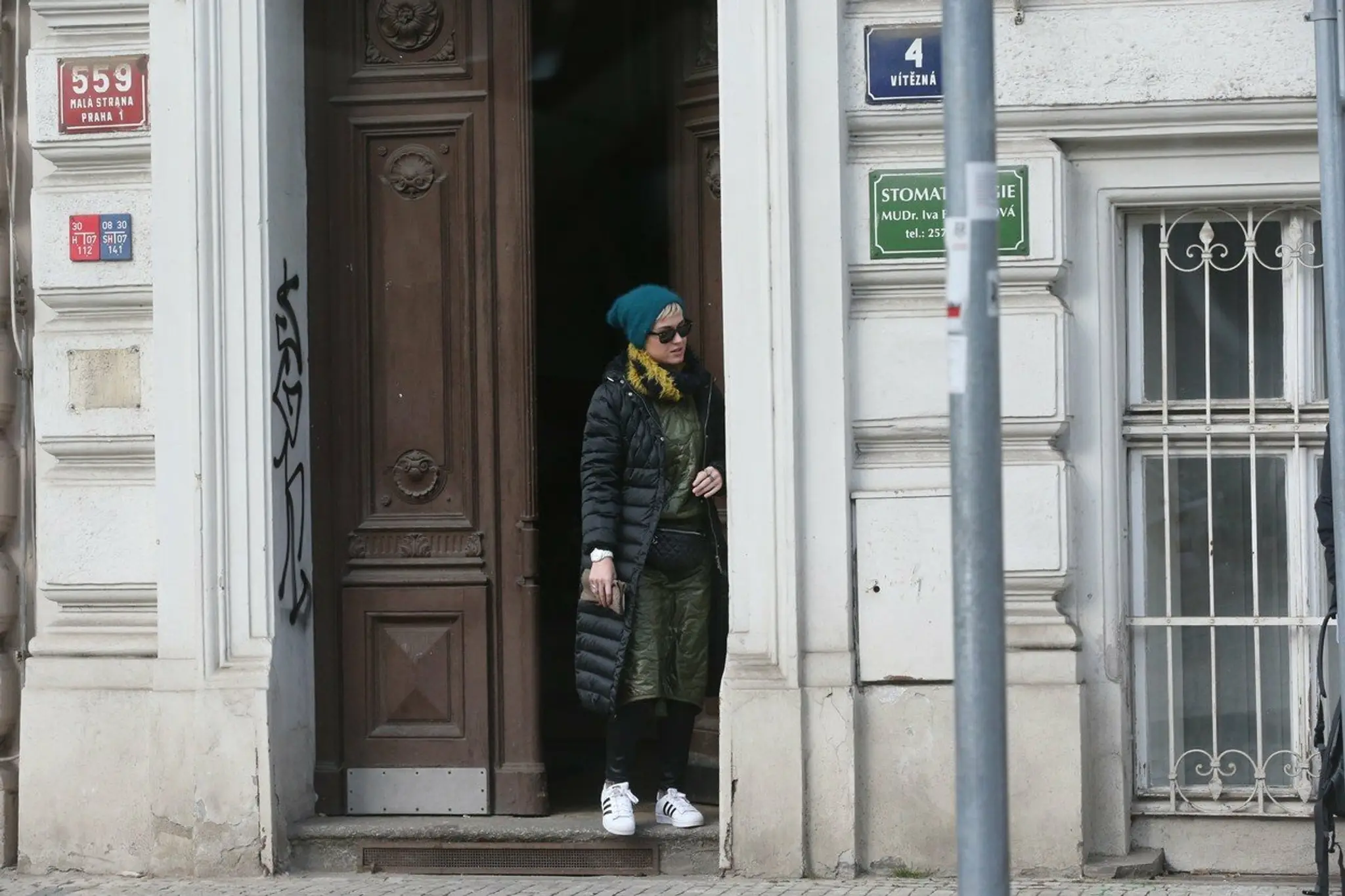 Katy Perry vychádzala z hercovho prenajatého bytu. 