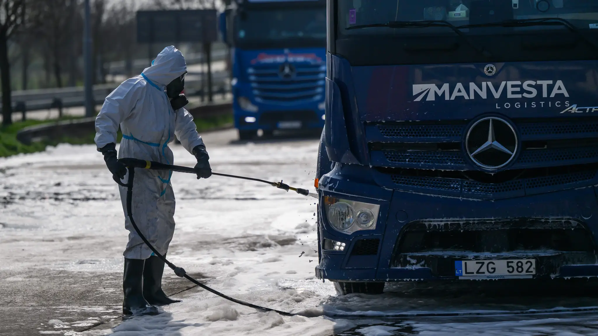 Policajti pre slintačku a krívačku zastavujú vozidlá na hraničných priechodoch
