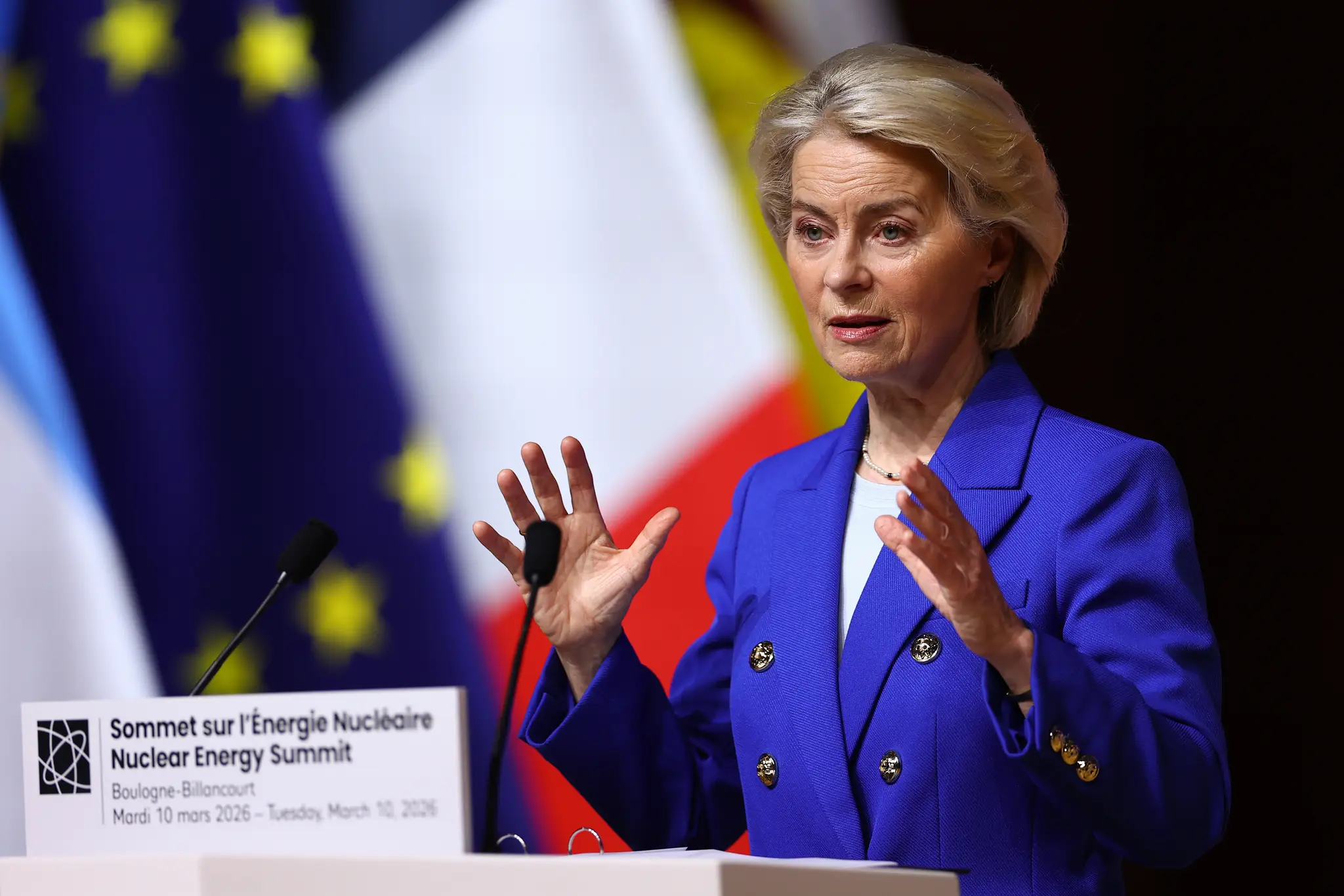Predsedníčka Európskej komisie Ursula von der Leyenová vystupuje počas otváracieho plenárneho zasadnutia samitu MAAE o jadrovej energii v Paríži.