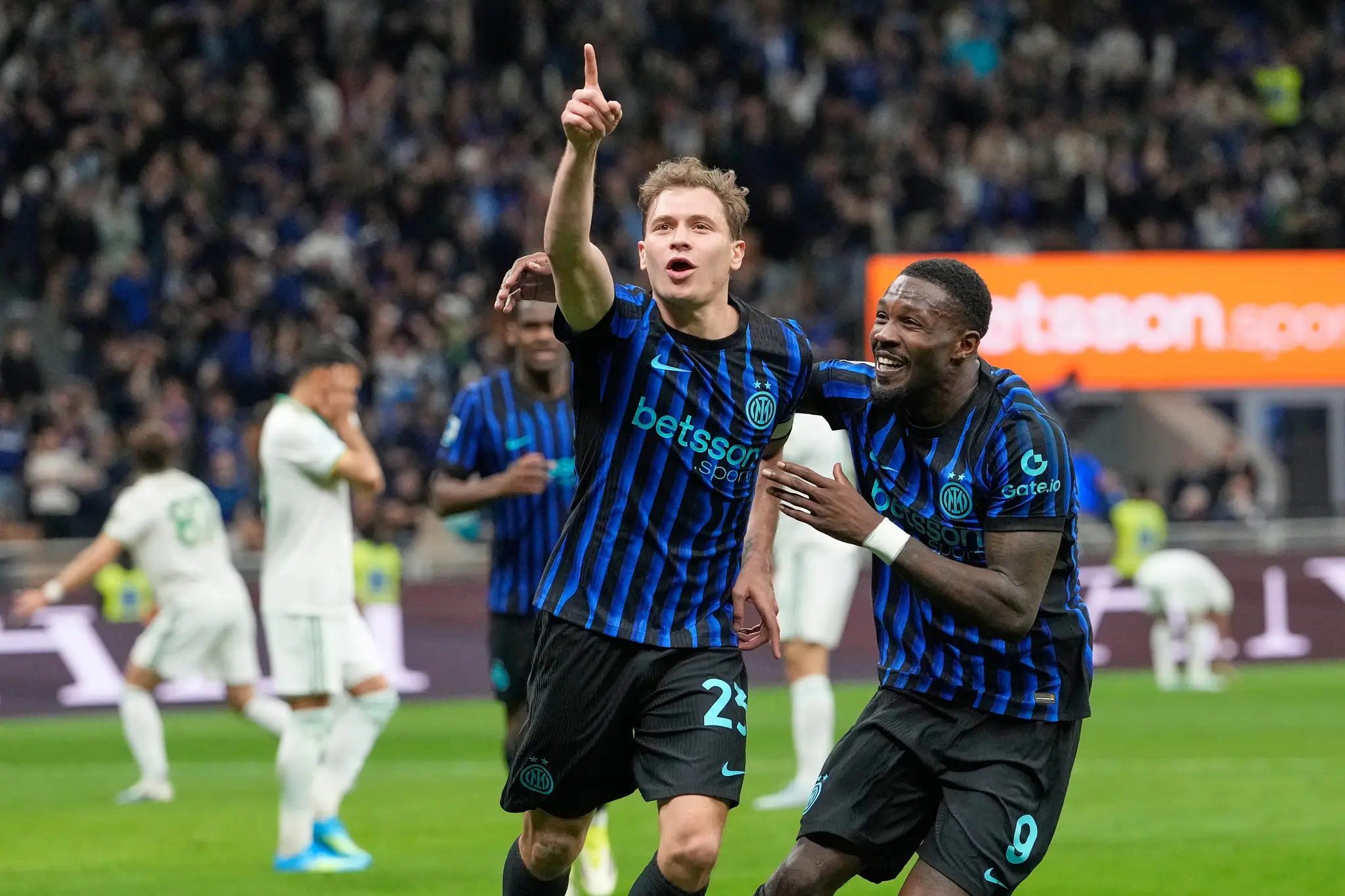 Futbalisti Interu Miláno oslavujú gól.
