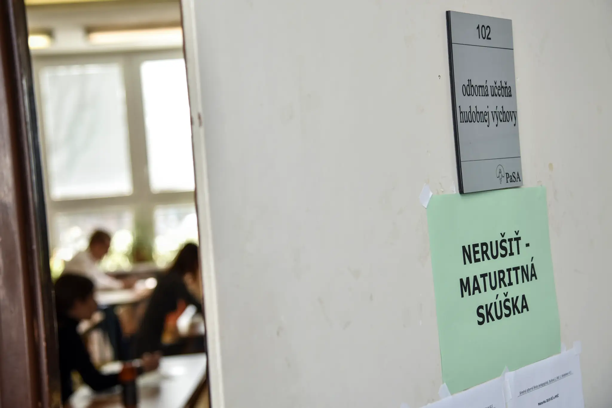 Radosť hráčov Dukly Trenčín po víťazstve v prvom štvrťfinále na ľade Nitry.