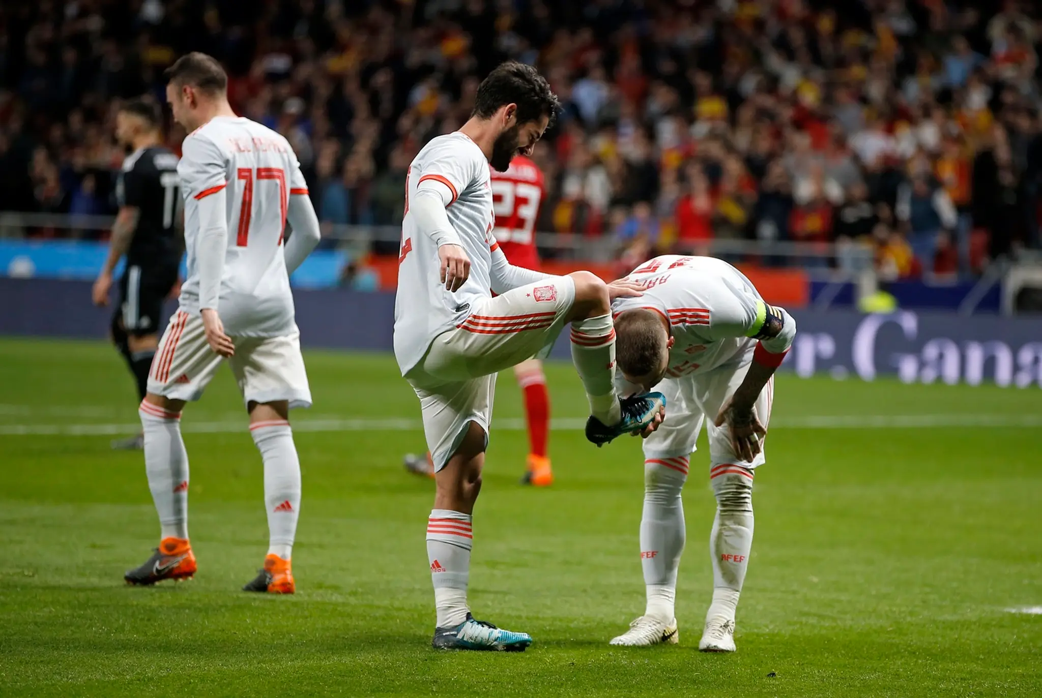 Sergio Ramos bozkáva kopačku spoluhráča Isca, ktorý zavŕšil hetrik do siete Argentíny.