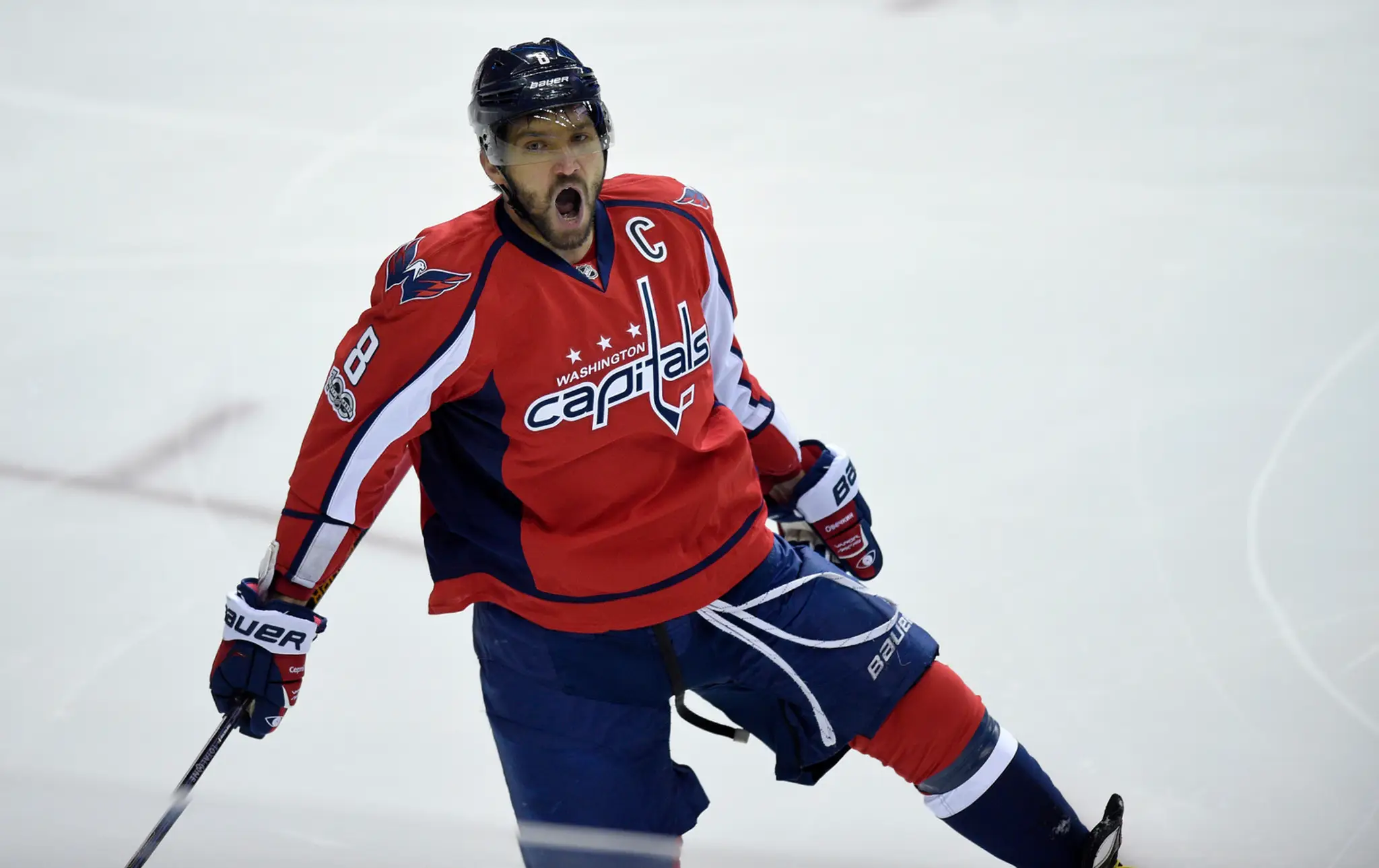 Alexander Ovečkin oslavuje svoj gól v zápase hokejovej NHL Washington Capitals - Pittsburgh Penguins.