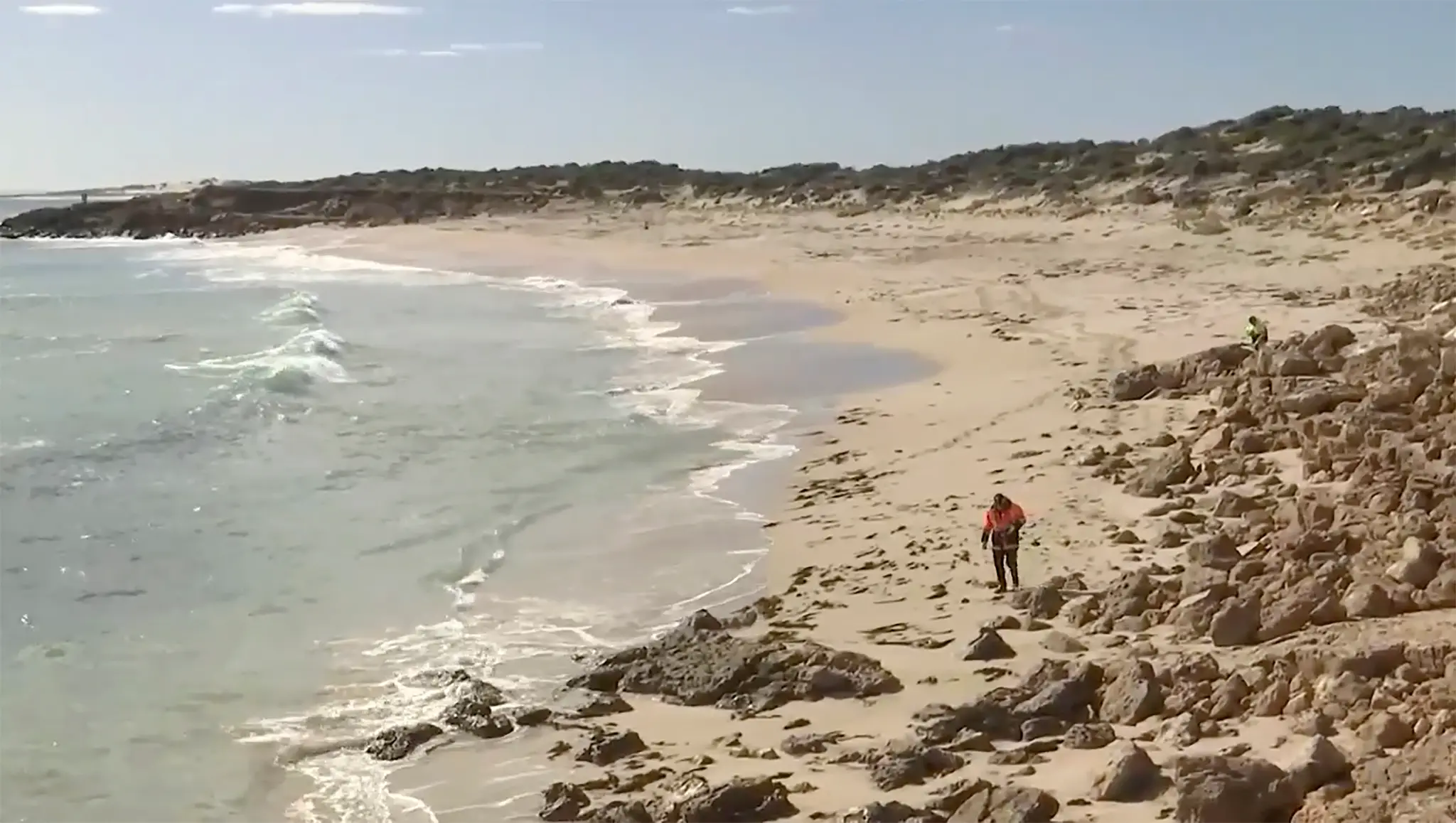 Záchranské tímy pátrajú po surferovi, ktorý je nezvestný od útoku žraloka na pláži v meste Eliston pri južnom pobreží Austrálie.