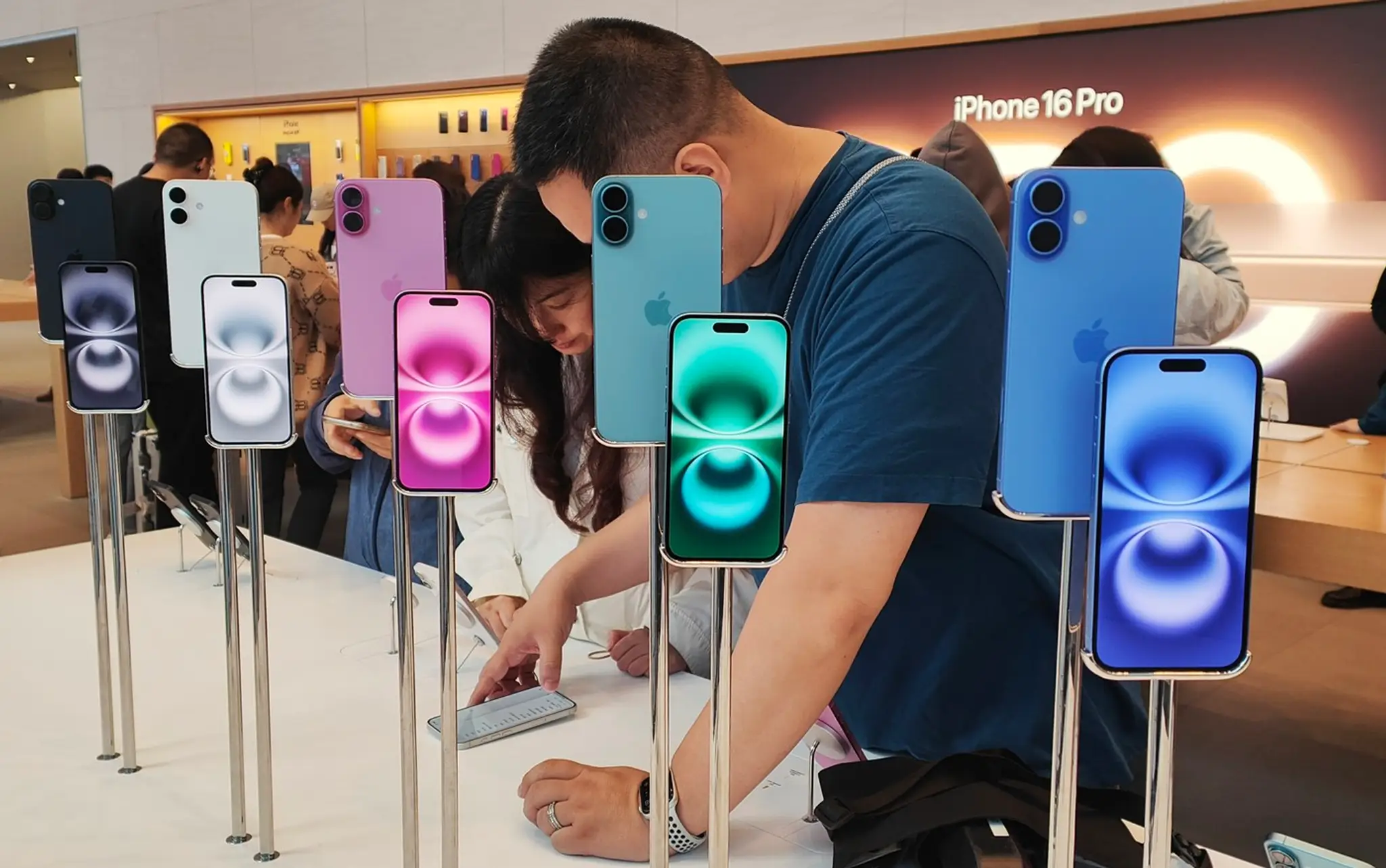 iPhone 16.