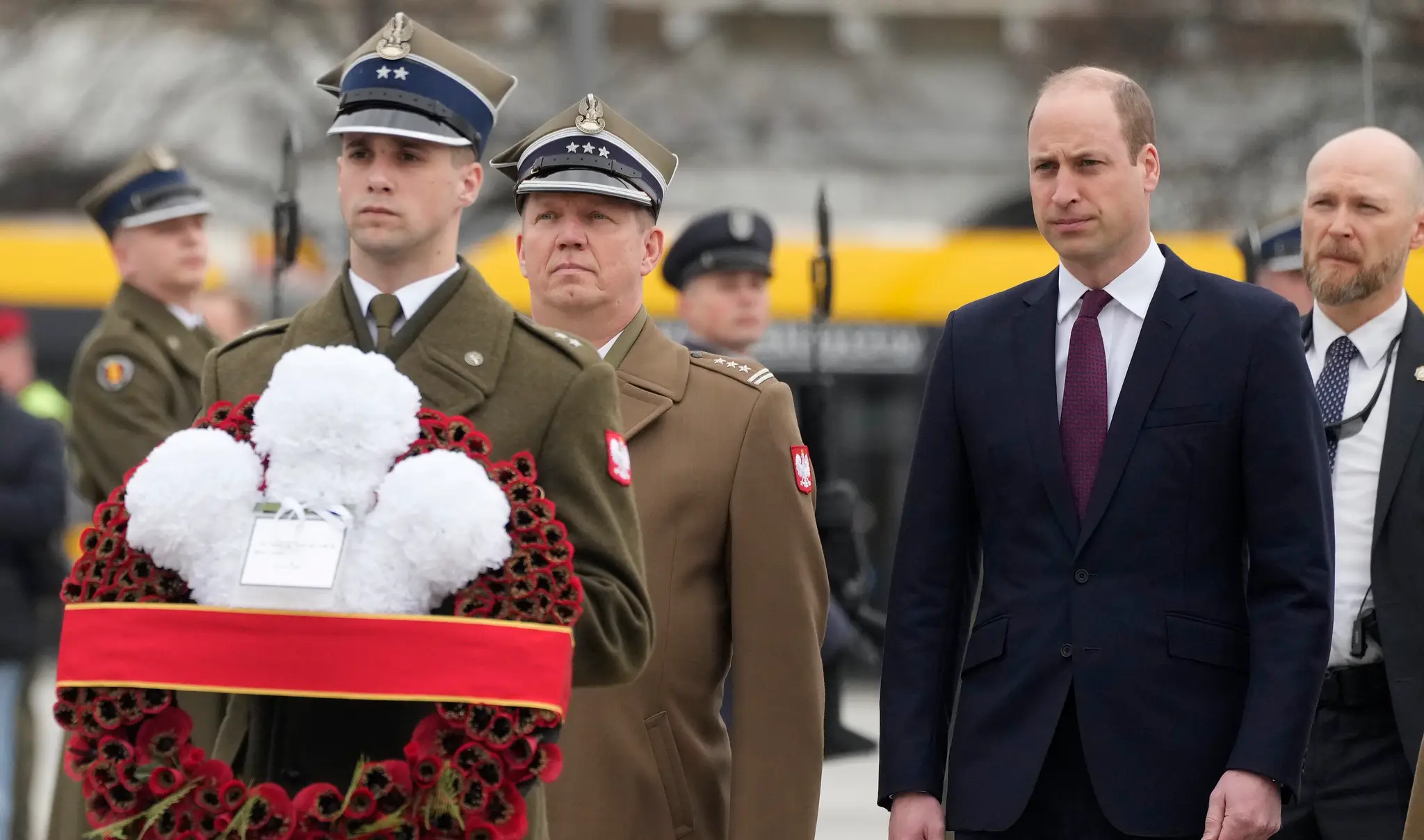 Britský princ William (vpravo) kráča počas kladenia venca k Hrobu neznámeho vojaka pri príležitosti jeho návštevy vo Varšave.
