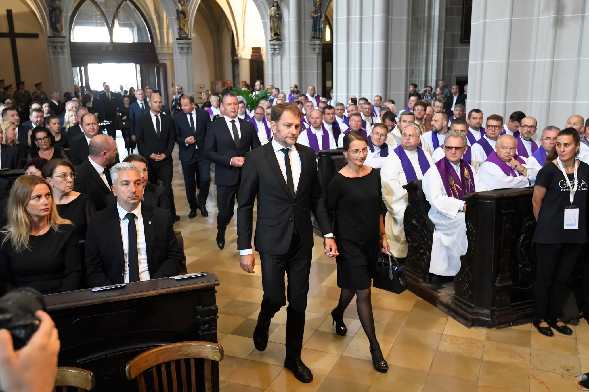 Na snímke uprostred minister financií SR Igor Matovič