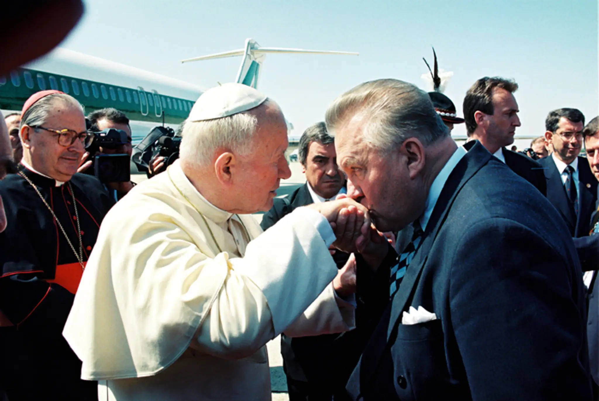 Pápež Ján Pavol II. a prezident Michal Kováč a druhý sprava osobný ochranca Juraj Zábojník. (30. júna 1995) 