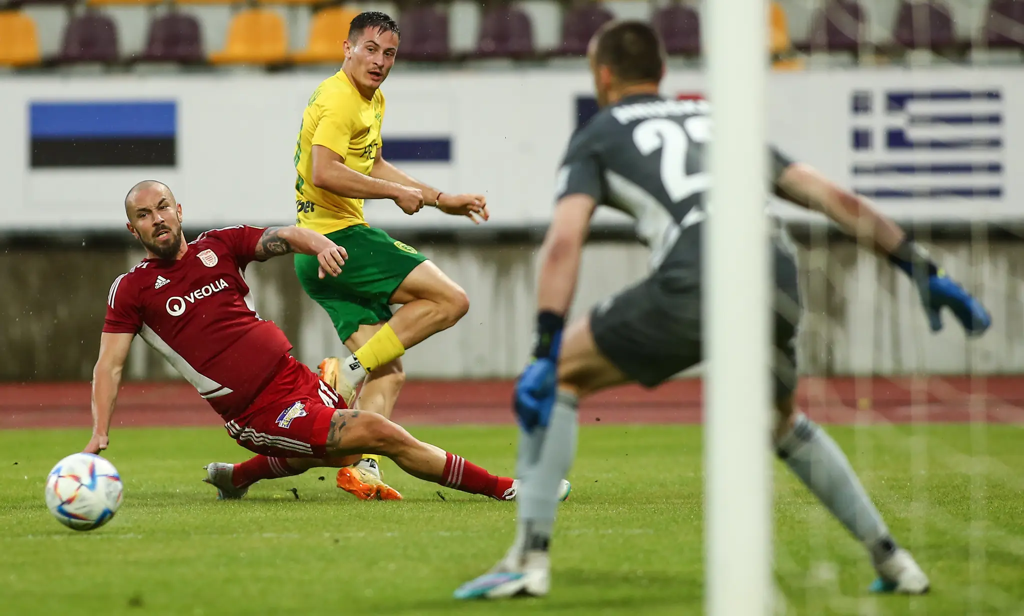 Na snímke zľava v súboji o loptu Ľubomír Willwéber (Banská Bystrica), Adrián Kaprálik (Žilina) a brankár Matúš Hruška (Banská Bystrica).