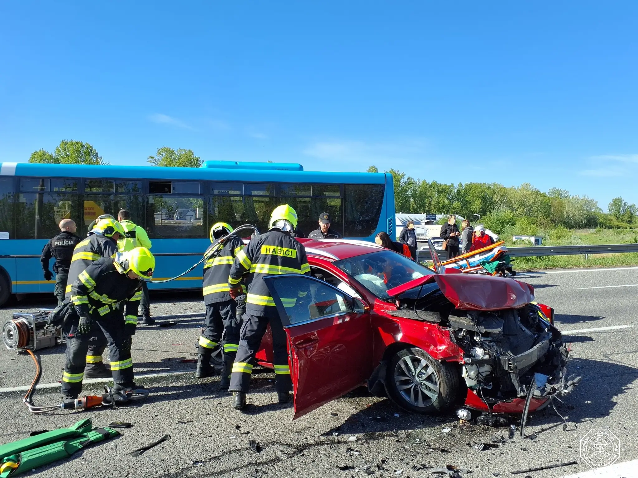 Zrážka autobusu a troch áut