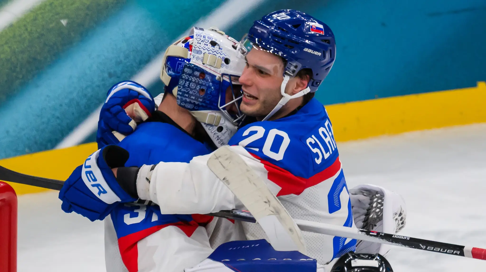 Juraj Slafkovský (vpravo) oslavuje so Samuelom Hlavajom tak, ako jeho oslavujú slovenskí tipéri.