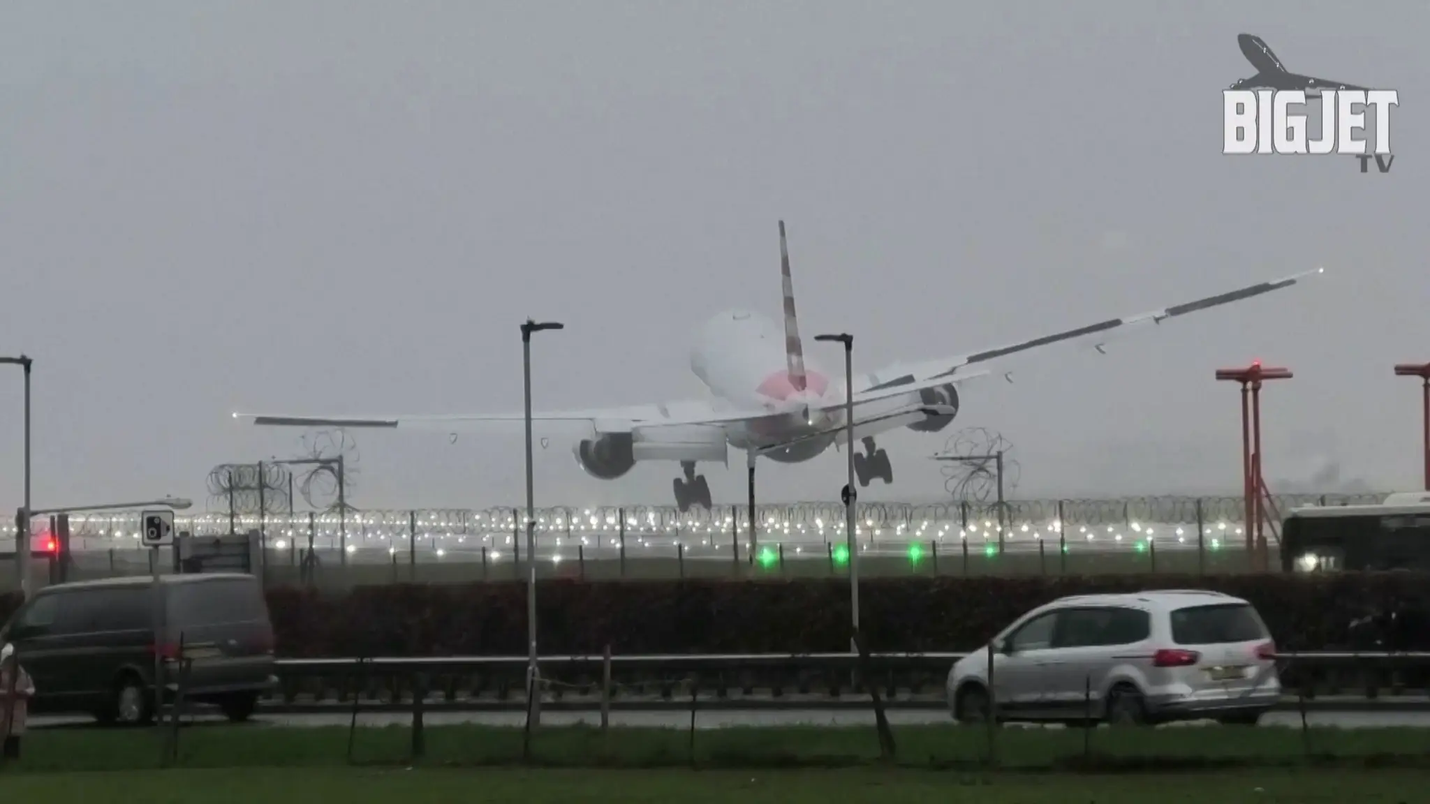 Lietadlo pristálo na letisku Heathrow v silnom vetre 