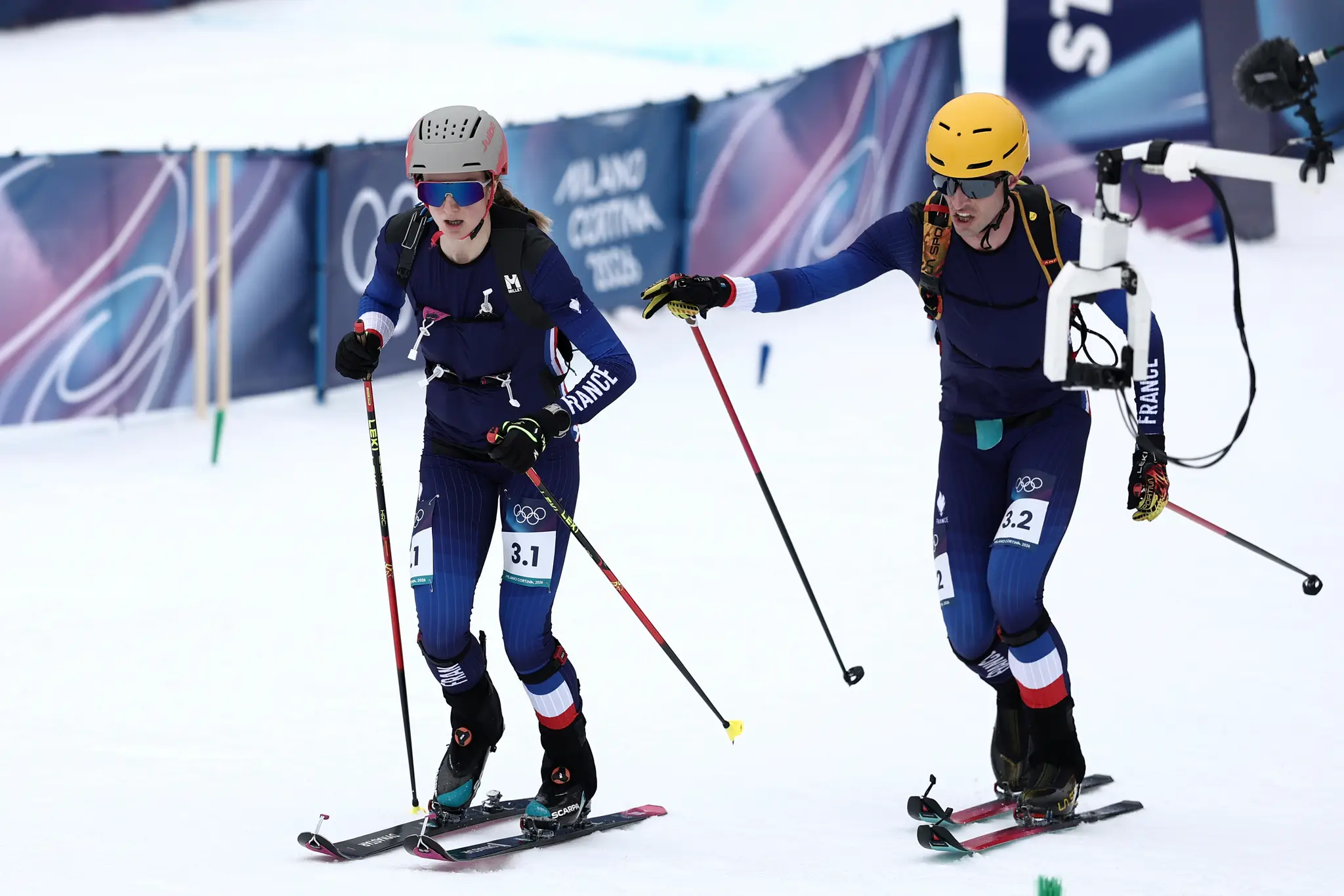 Francúzski skialpinisti Thibault Anselmet a Emily Harropová počas pretekov miešaných štafiet.