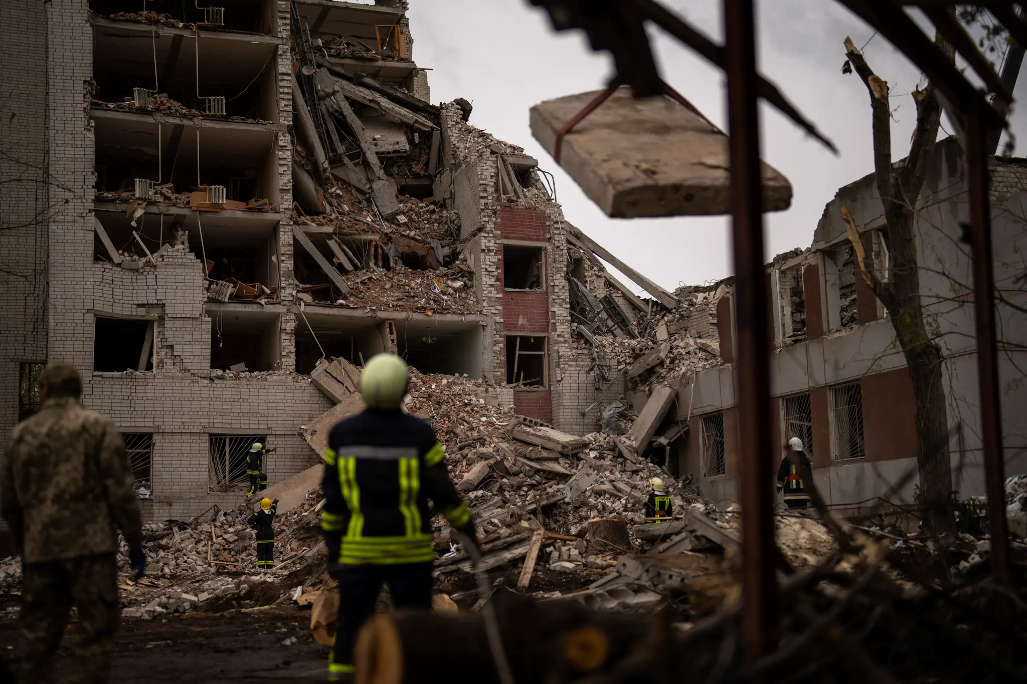 Hasiči zasahujú v budove, ktorá bola čiastočne zničená po ruskom bombardovaní v ukrajinskom Černihove.